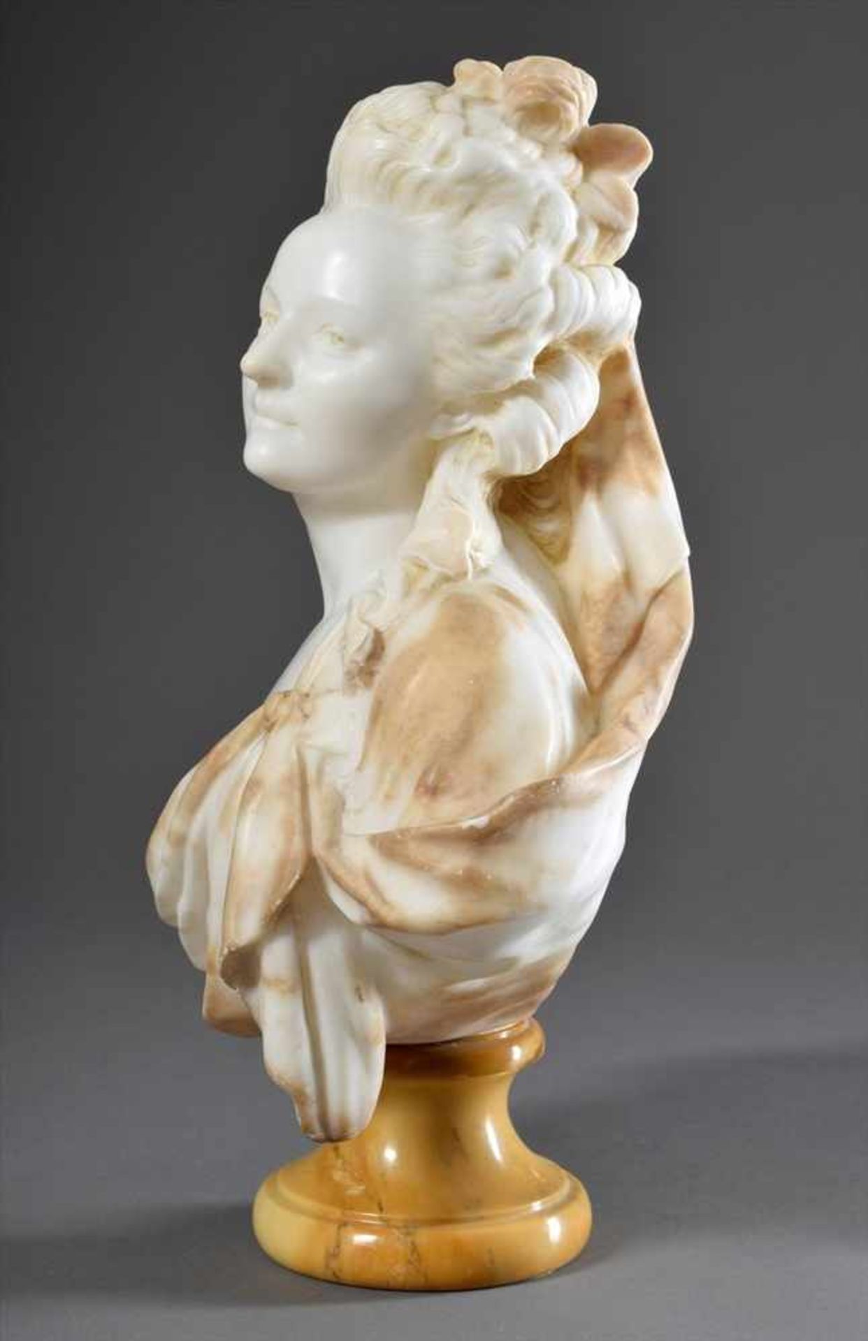 Marmor Büste "Madame Du Barry", in weiß/gelbem Marmor, 19. Jh., H. 39cm, minimal bestoßenMarble bust - Bild 5 aus 5