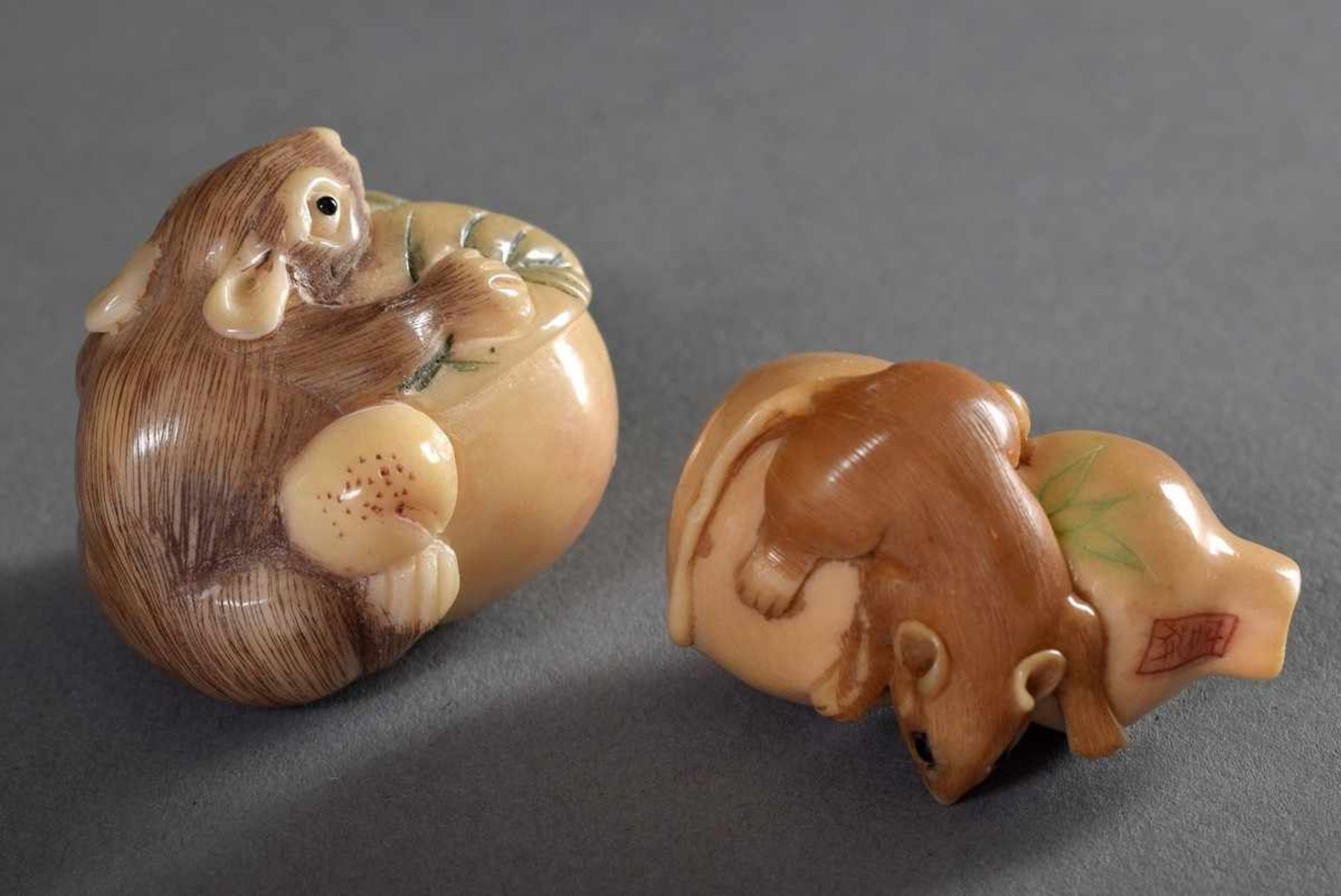 2 Diverse Katabori Netsuke "Ratte mit Flaschenkürbis" und "Ratte mit Pfirsich", Tagua Nuss mit - Image 4 of 5