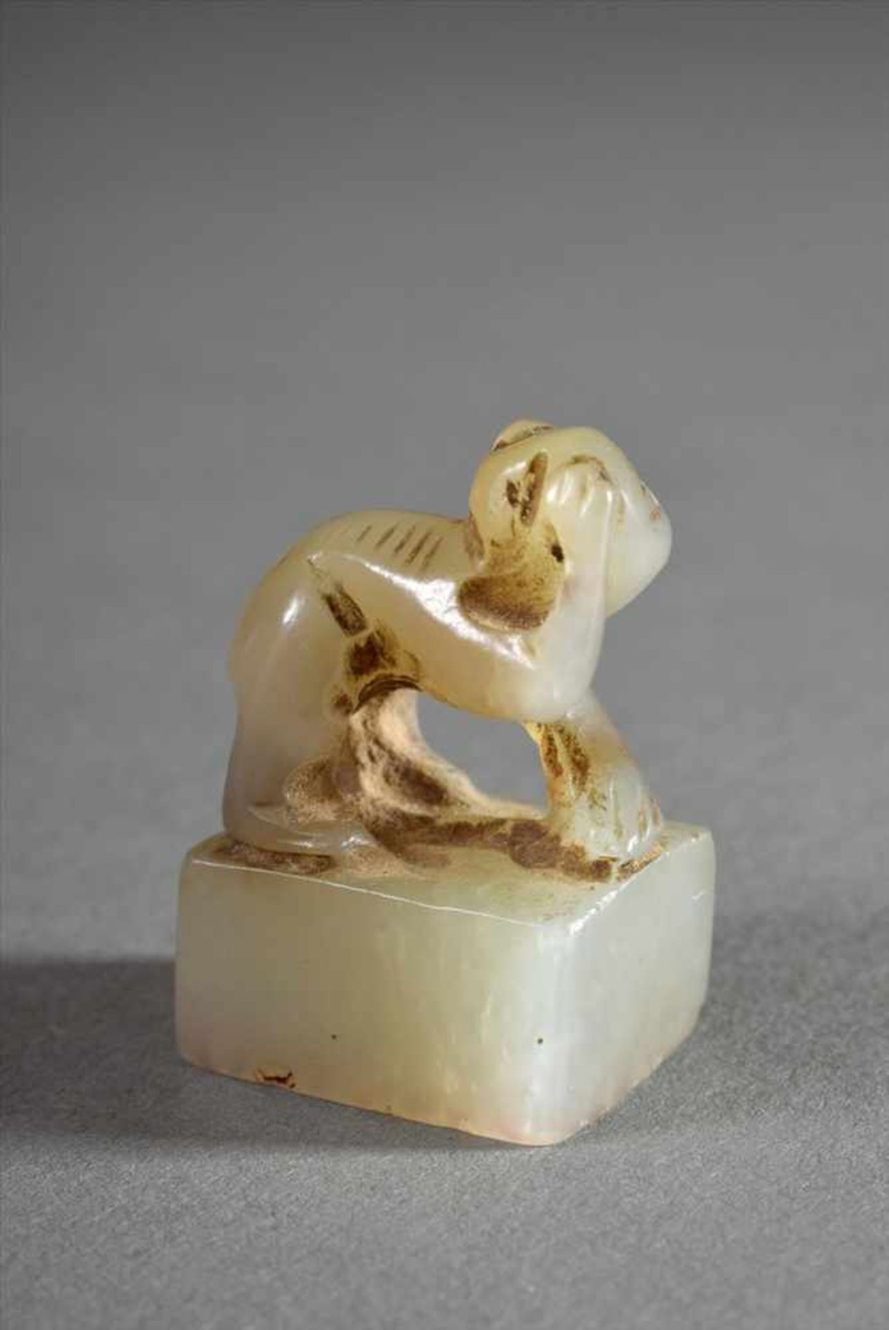 Hotan Jade Siegelstempel "Äffchen", China, H. 2,5cm, TragespurenHotan Jade seal stamp "Monkey", - Bild 2 aus 4