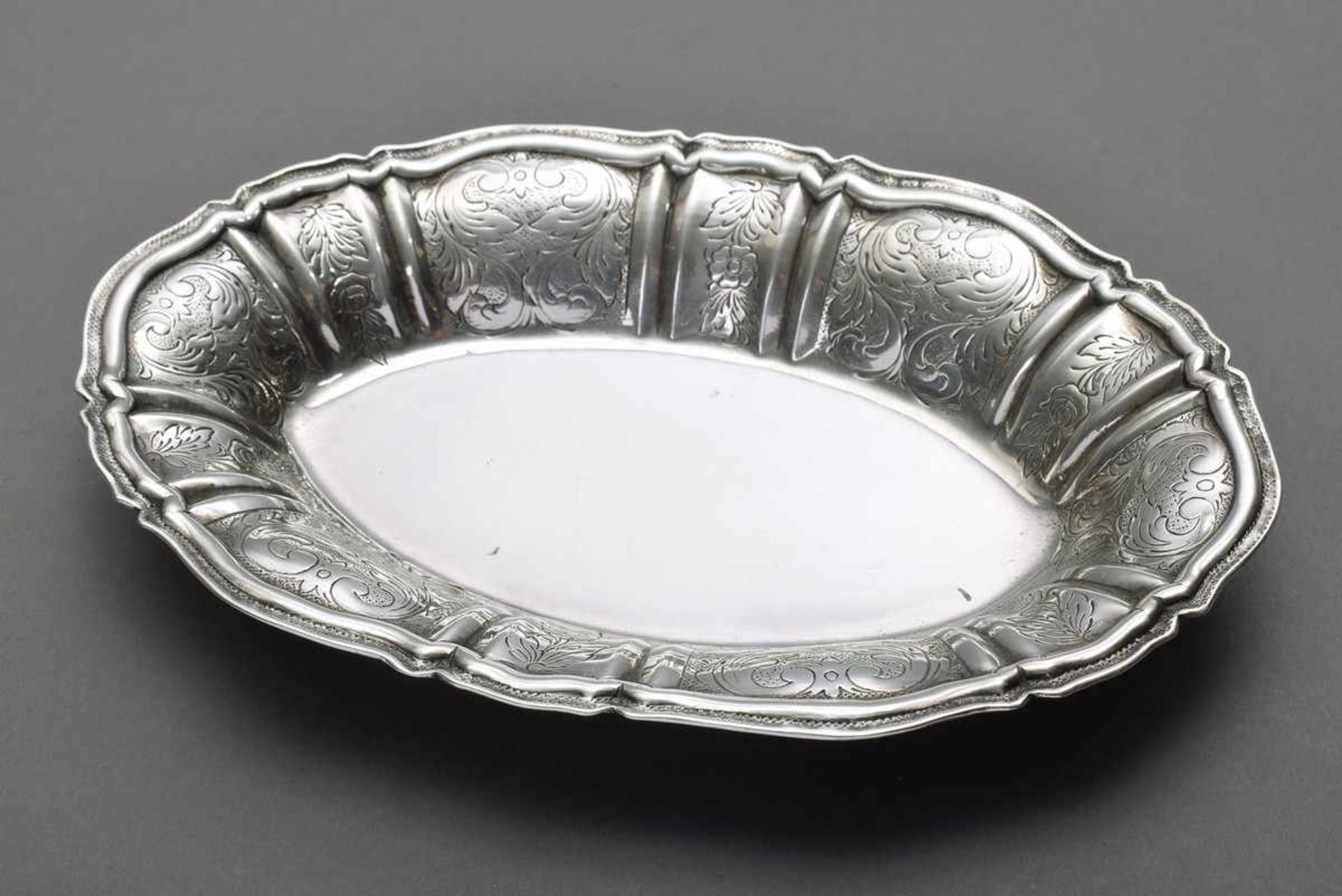 Ovale Schale mit floral graviertem Rand, Silber 830, 177g, 21x14cm, leichte KratzspurenOval bowl