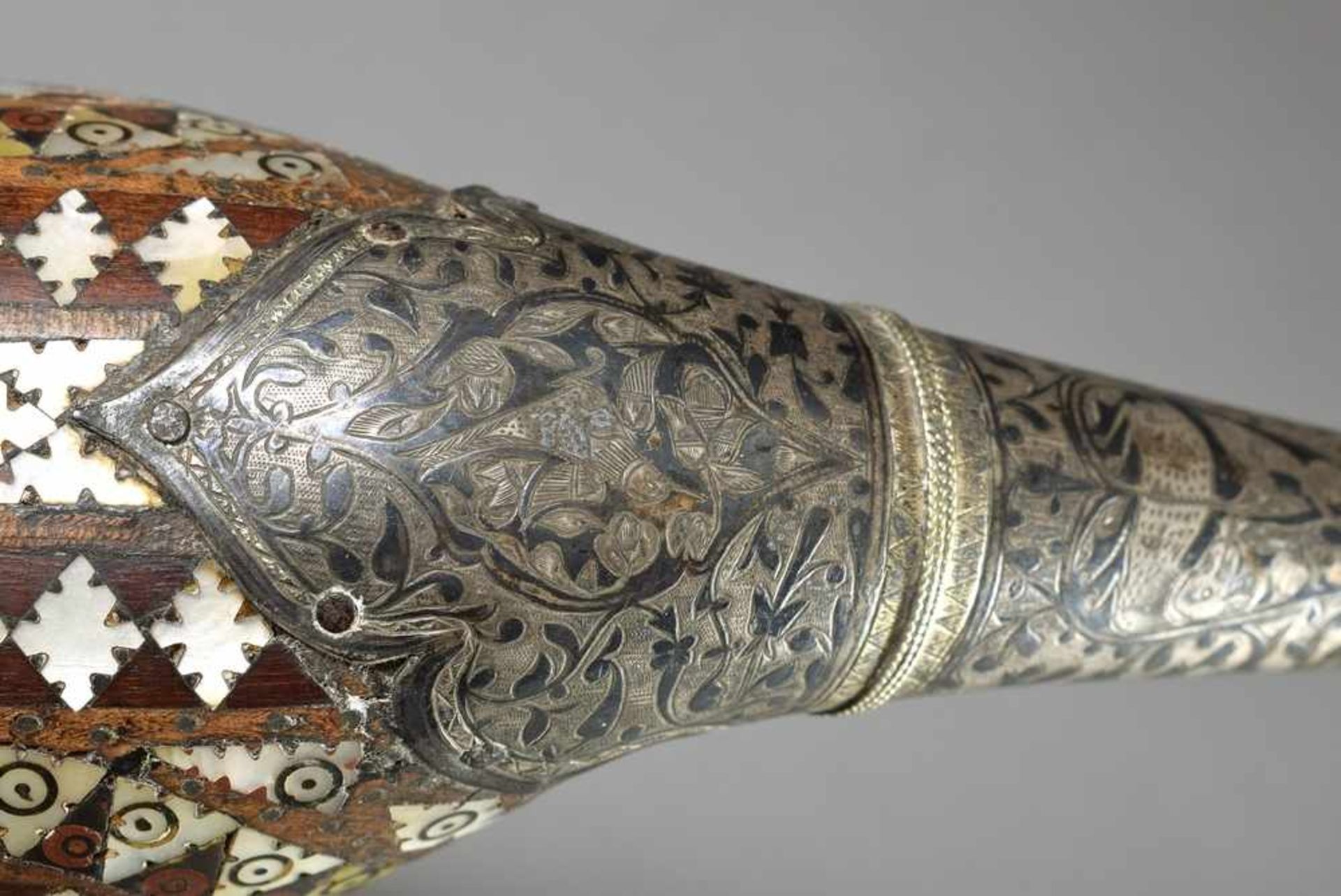 Orientalisches Pulverhorn, Holz mit Perlmutt Intarsien und Niello Silber, H. 22cm, kleine - Image 3 of 6