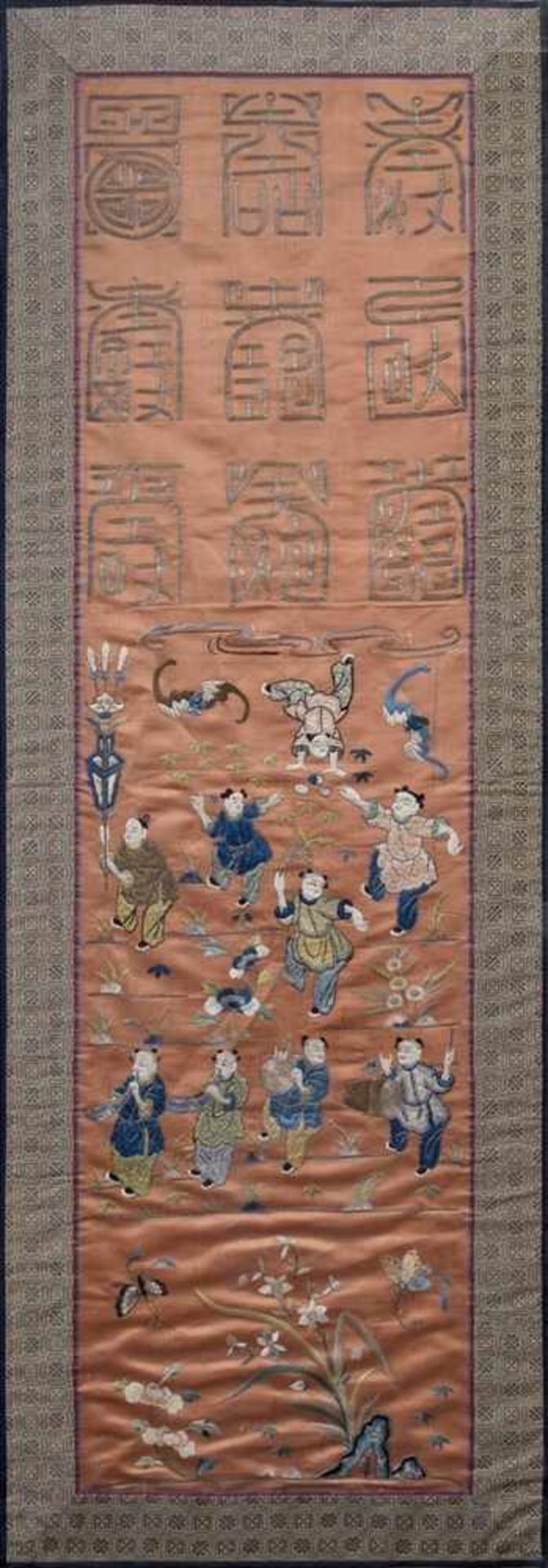 Große Seidenstickerei "Schriftzeichen und spielende Kinder", China um 1920, m.R. 156x63cmLarge