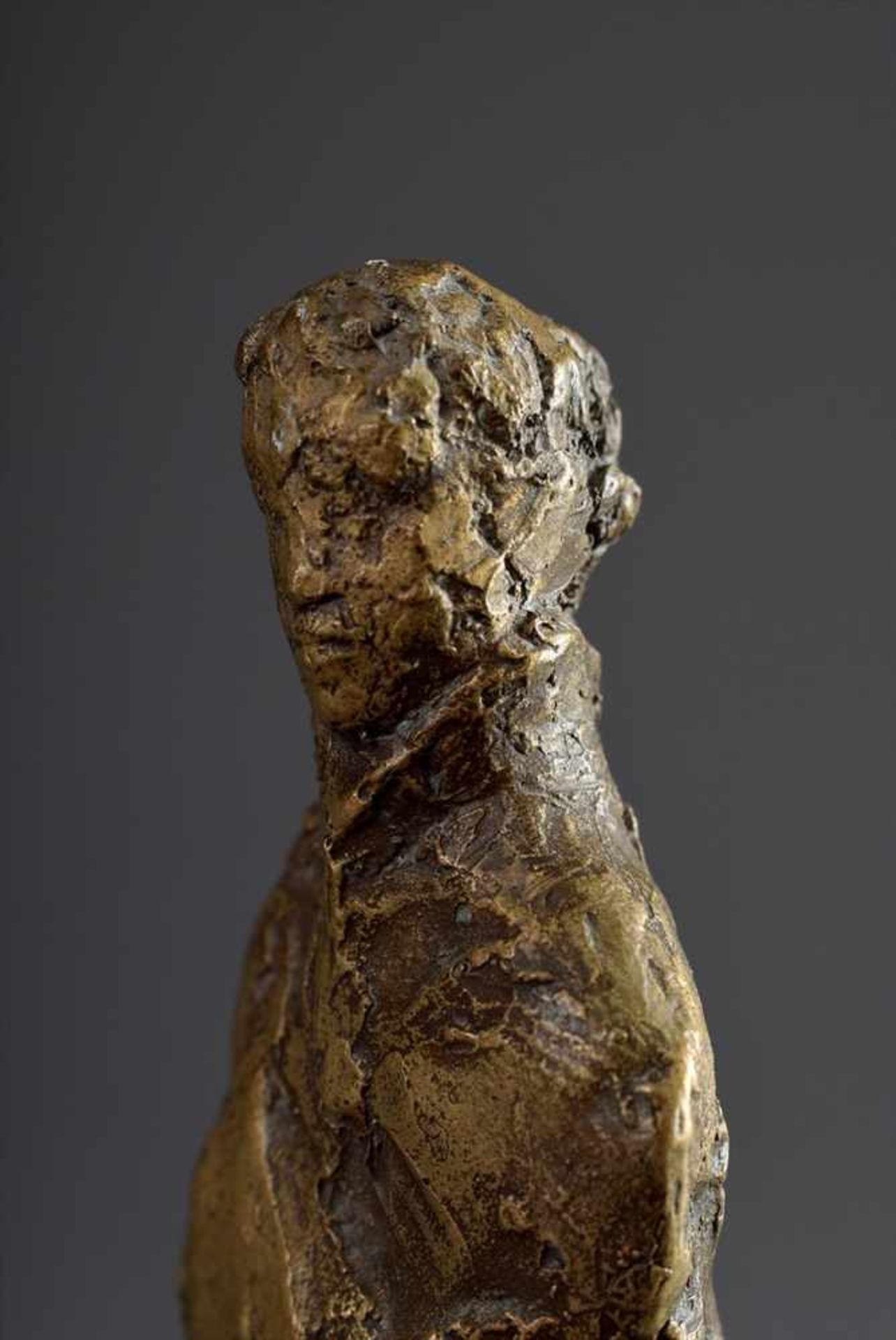 Monogrammist MF „Stehender in langem Mantel“, Bronze auf Holzsockel, nummeriert 6/20, H. 13, - Bild 5 aus 5