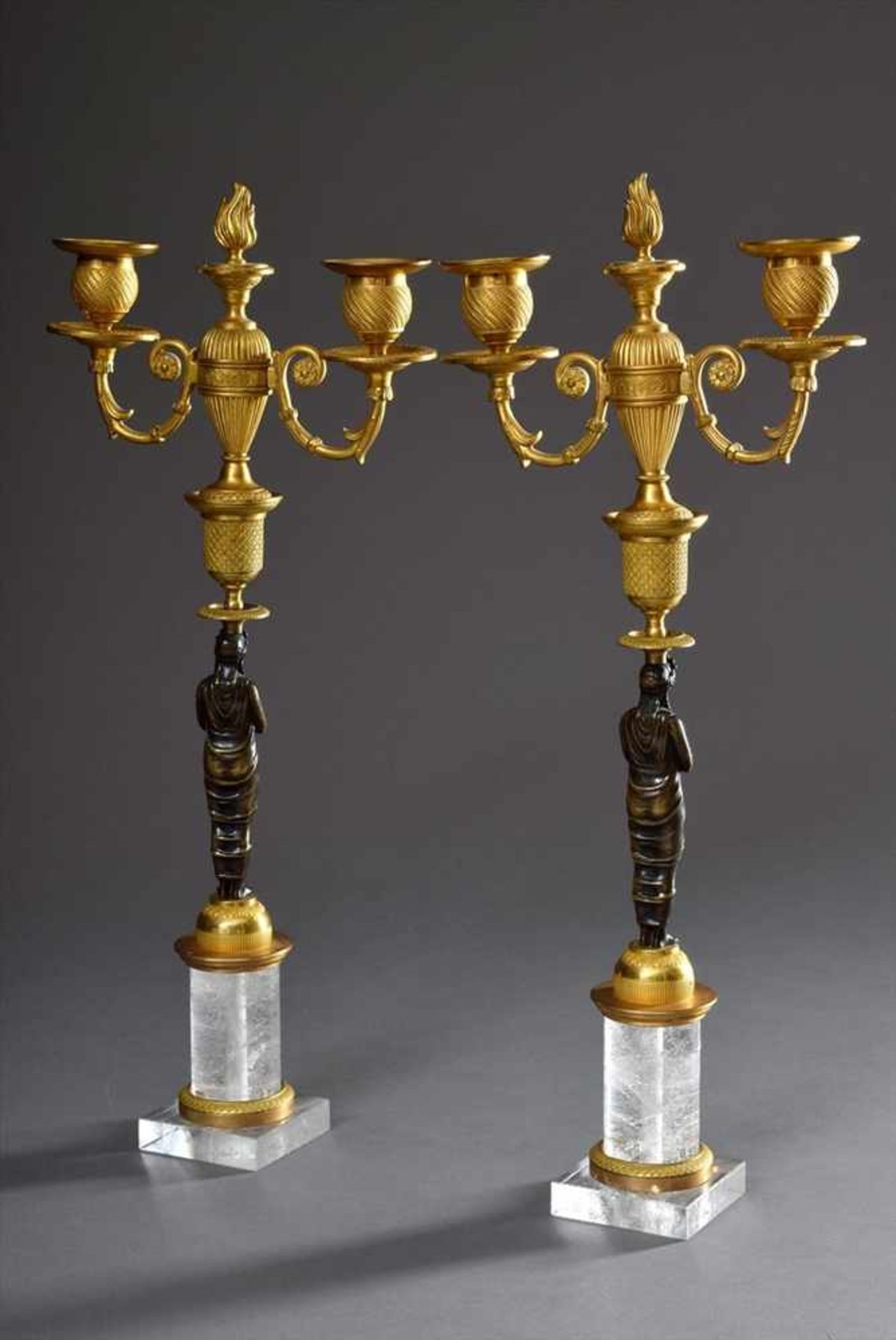 Paar feuervergoldete Bronze Girandolen mit Bergkristall Postament und brünierten Figuren " - Bild 2 aus 5