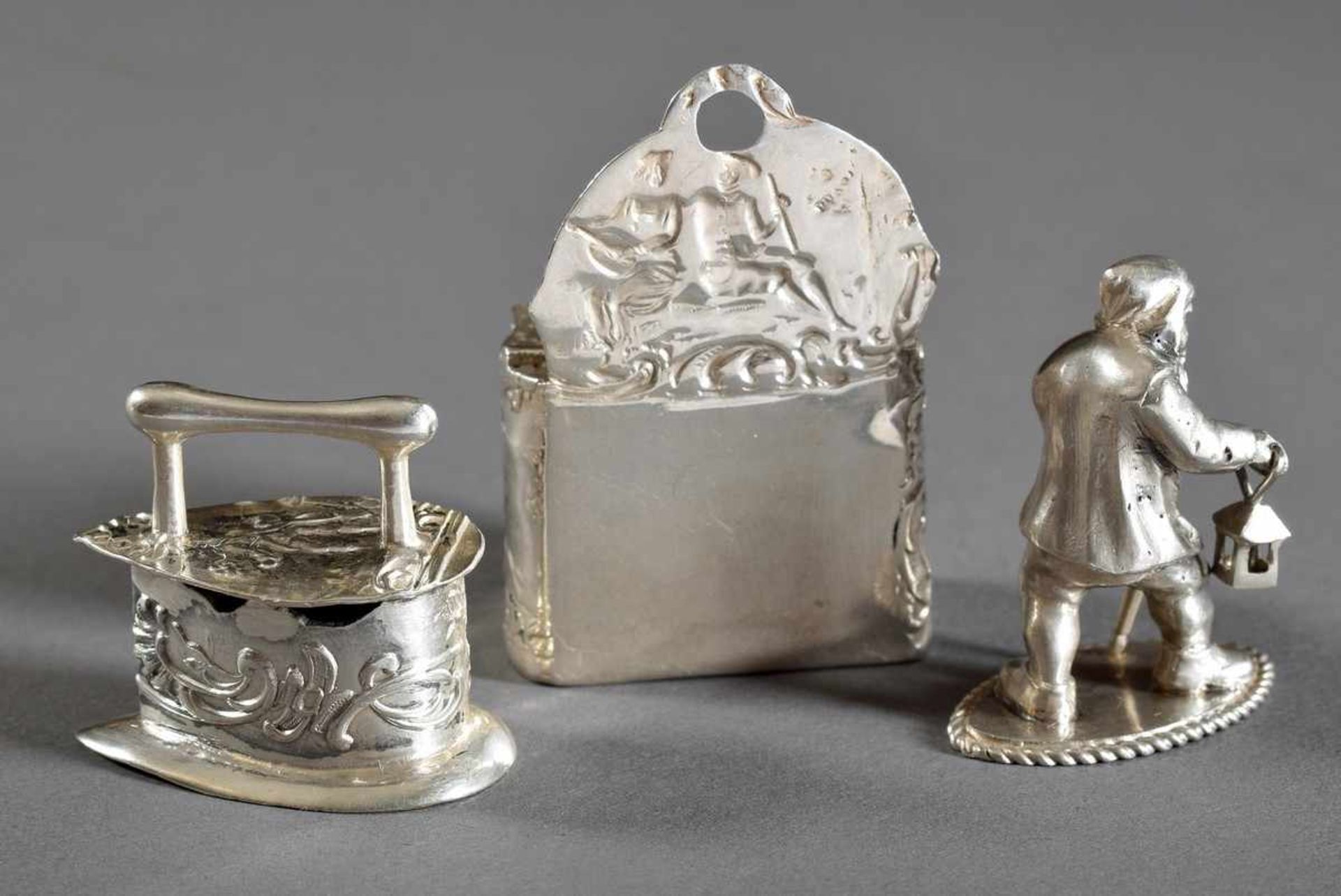 3 Diverse Miniaturen: Zwerg, Bügeleisen und Salzmetze mit reliefierten Genreszenen, Silber 800, 58g, - Bild 2 aus 3