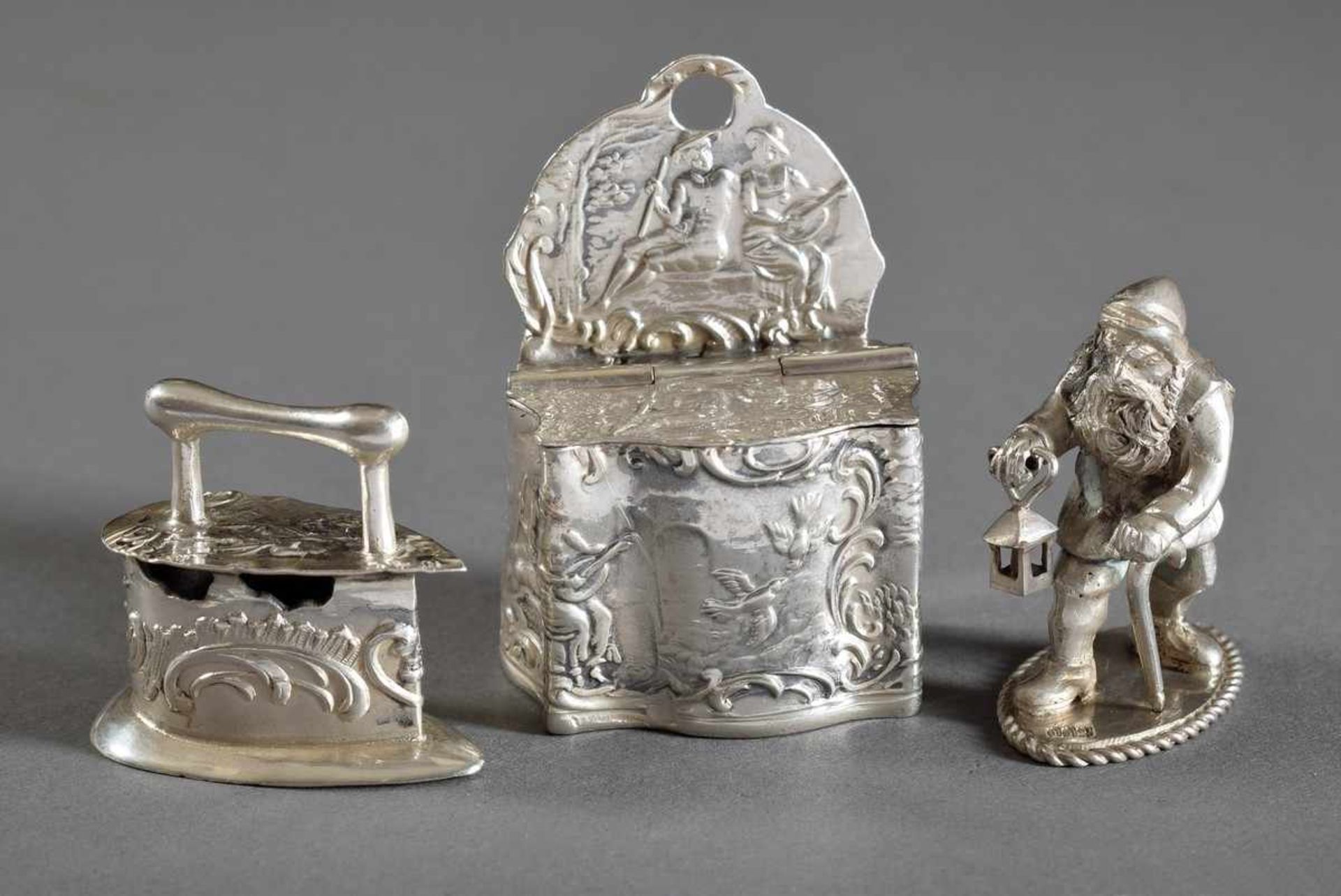 3 Diverse Miniaturen: Zwerg, Bügeleisen und Salzmetze mit reliefierten Genreszenen, Silber 800, 58g,