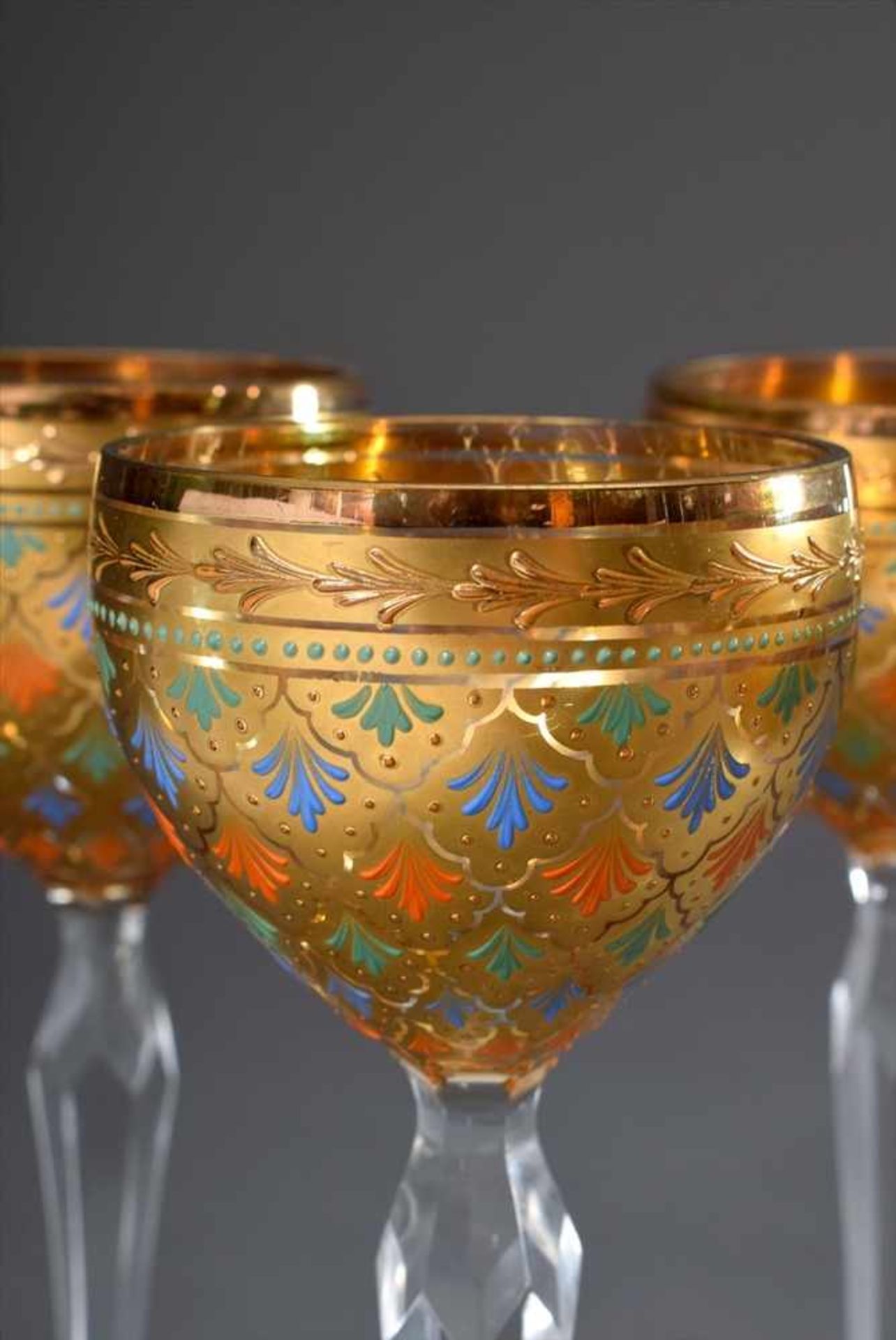 4 Hochstielige Weingläser mit orientalisch bemalter Kuppa in Gold, Orange, Blau und Grün, um 1920/ - Bild 2 aus 3