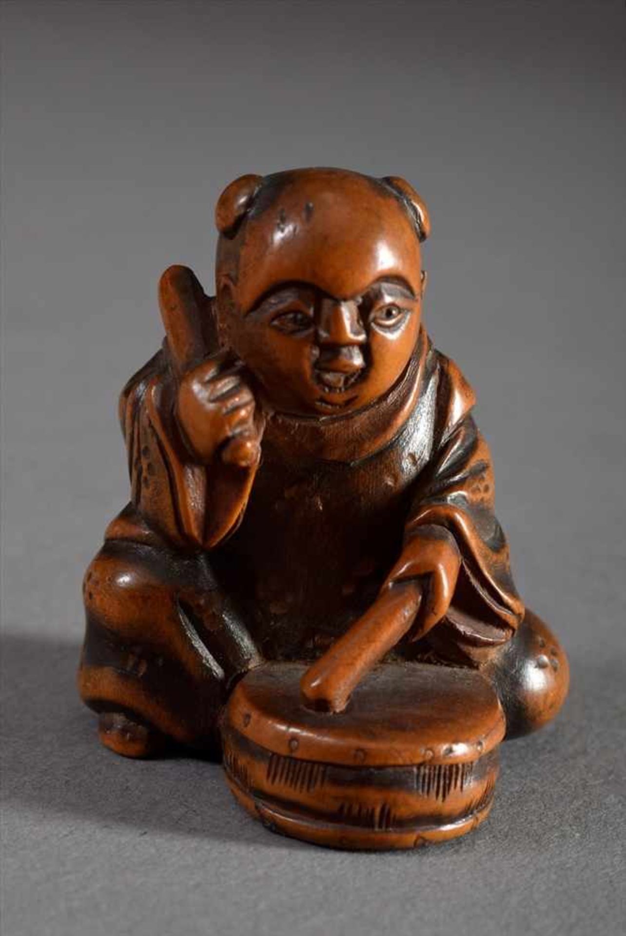 Buchsbaum Netsuke "Karako mit Trommel", Japan, H. 3,5cmBoxwood netsuke "Karako with drum", Japan, h.