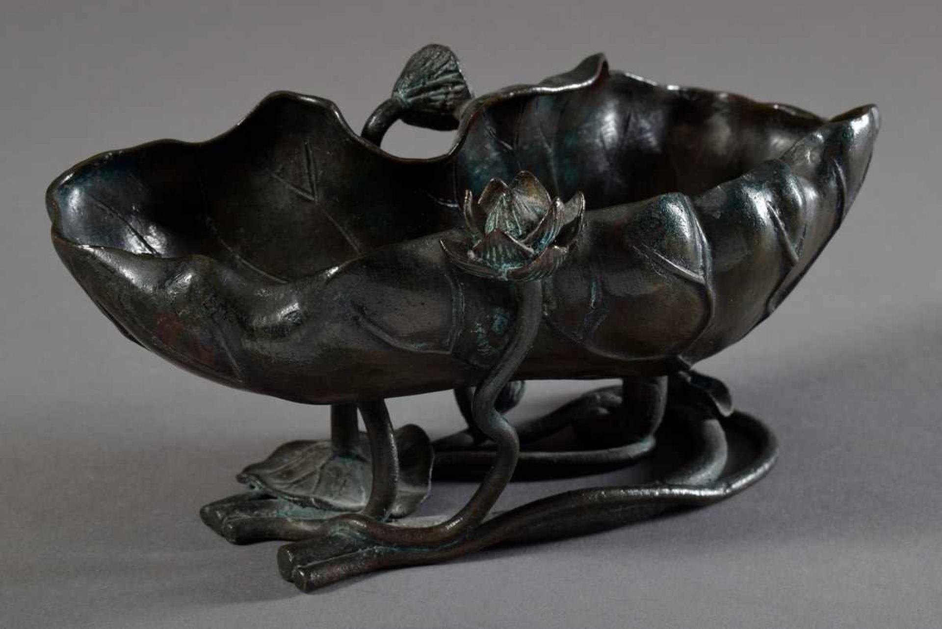 Japanische Bronze Schale "Lotusblatt", gemarkt "Japan", 20. Jh., 9,5x20x9cmJapanese bronze bowl " - Image 2 of 6
