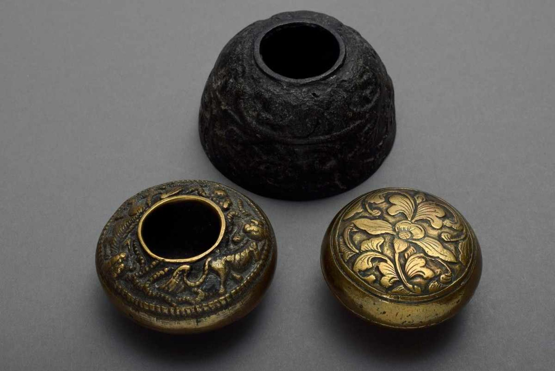 3 Diverse Teile Bronze Pinselwascher und Siegellackdose mit Reliefdekor, China, Ø 5-7cm, z.T. mit