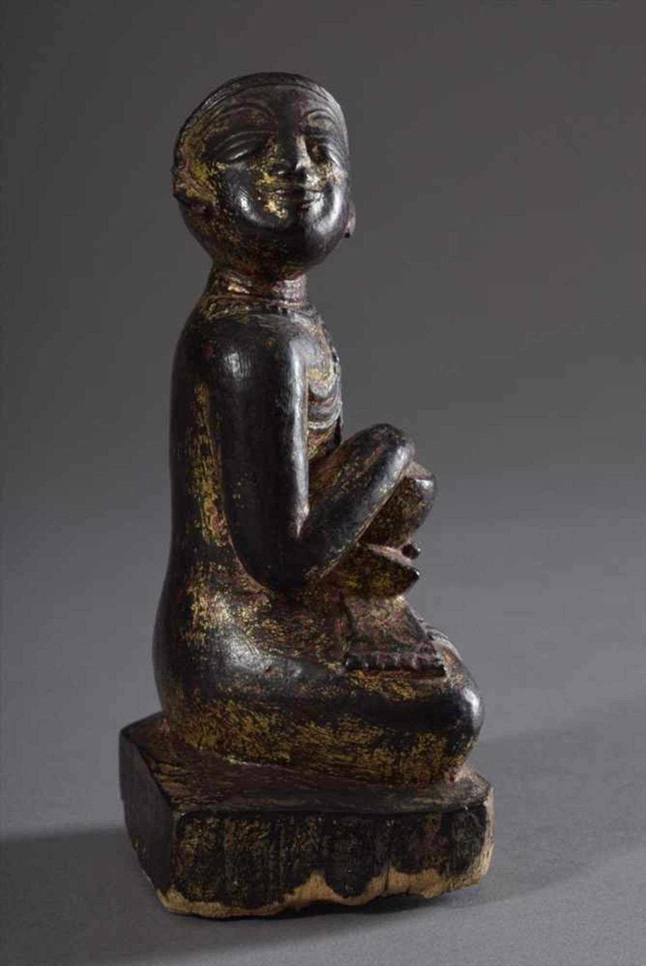 Sitzender Buddha in Virasana, Hände eine Klagschale haltend, der Kopf der Sonne zugewandt, Holz - Bild 5 aus 6