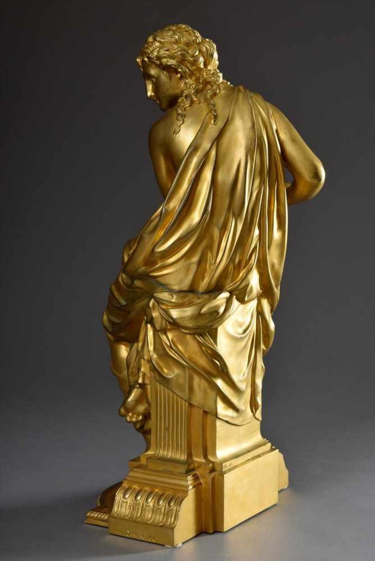 Dumaige, Henry Étienne (1830-1888) "Sitzende auf Säule", feuervergoldete Bronze, seitlich sign., - Bild 3 aus 9