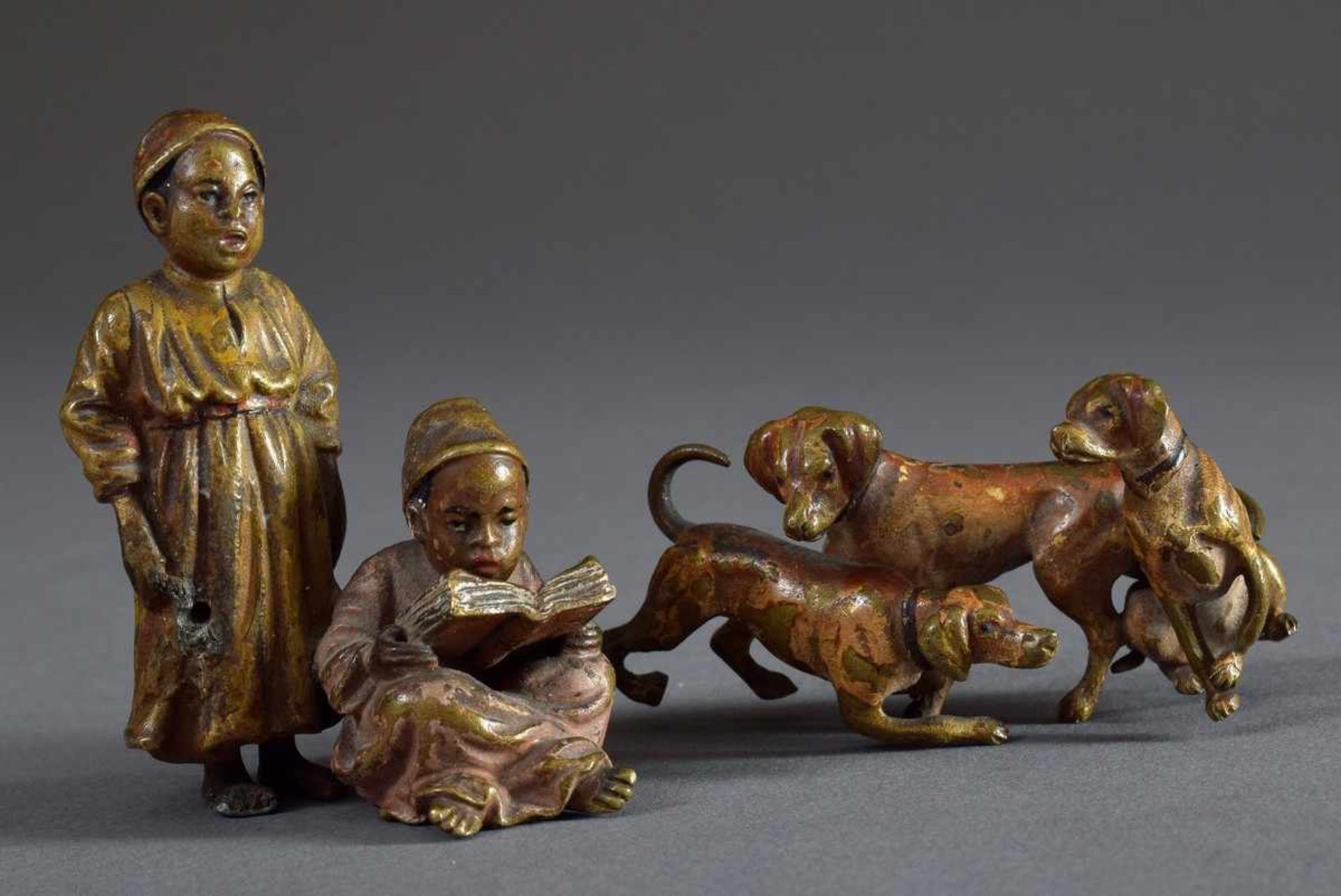 2 Diverse Wiener Bronzen "Zwei arabische Jungen, lesend" und "Hunde Trio", H. 6/3,5cm, min.