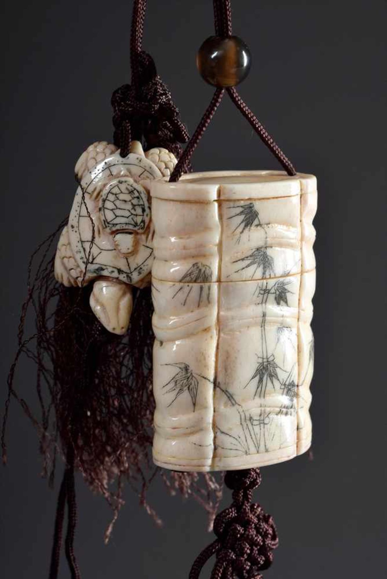 Kleines Inrô mit fein graviertem Dekor auf vierpassiger Wandung "Bambus" mit Kugel Ojime aus Achat