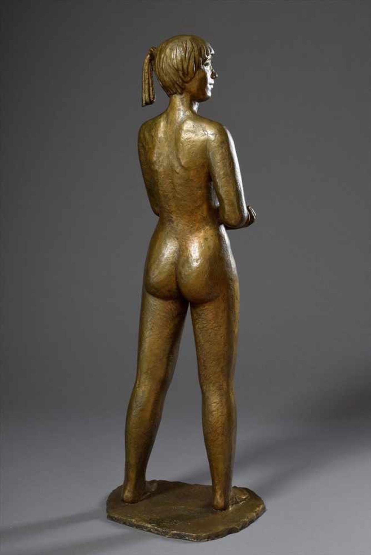 Riesen, Adolf (1908-1982) "Stehende mit Apfel", Bronze patiniert, Plinthe sign., H. 89cmRiesen, - Bild 2 aus 6