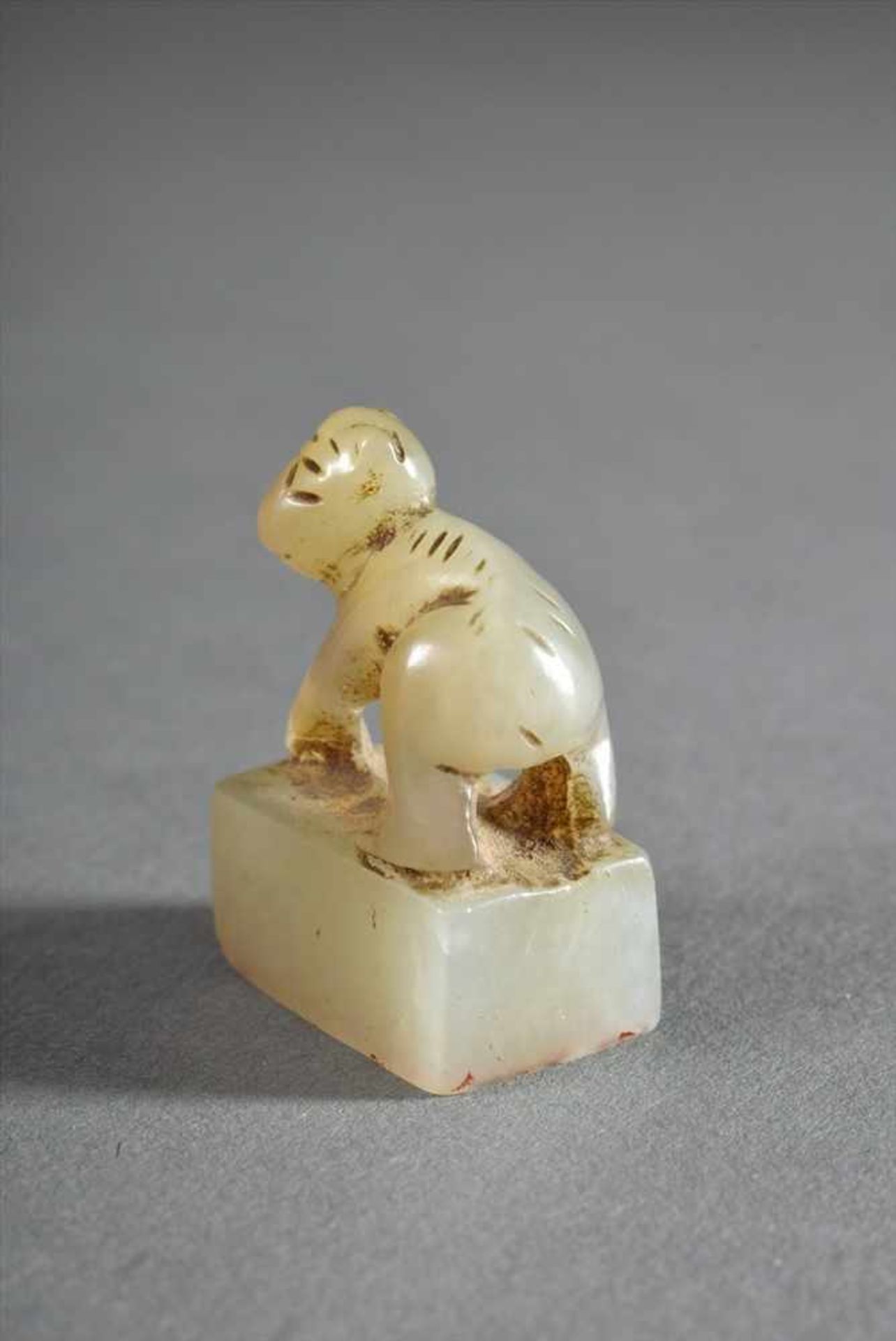Hotan Jade Siegelstempel "Äffchen", China, H. 2,5cm, TragespurenHotan Jade seal stamp "Monkey", - Bild 3 aus 4