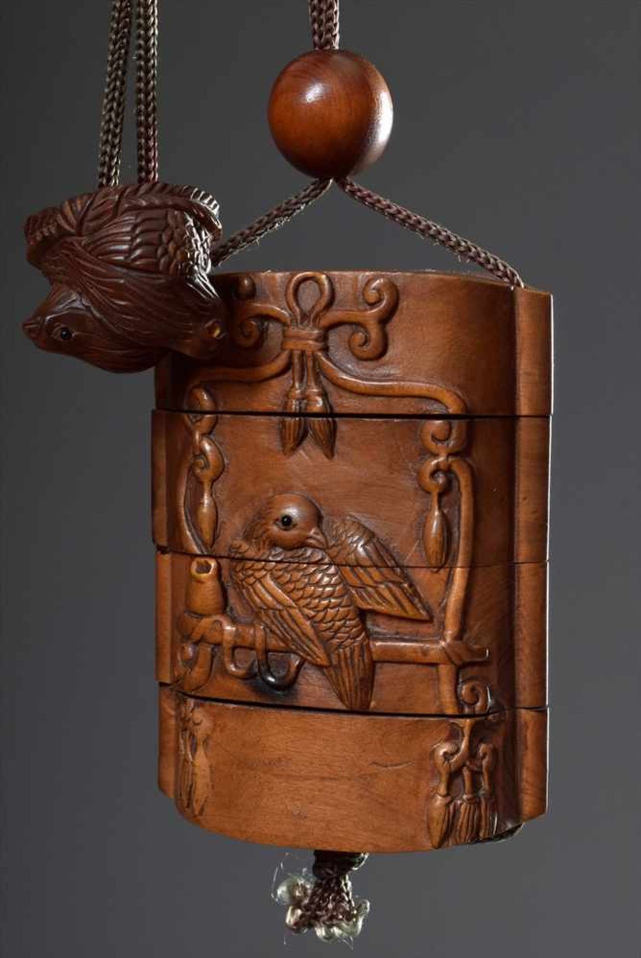 Inrô mit dekorativ Wandung "Singvögel auf Stangen", darüber schlichtes Kugel Ojime und Netsuke "Zwei - Bild 6 aus 6