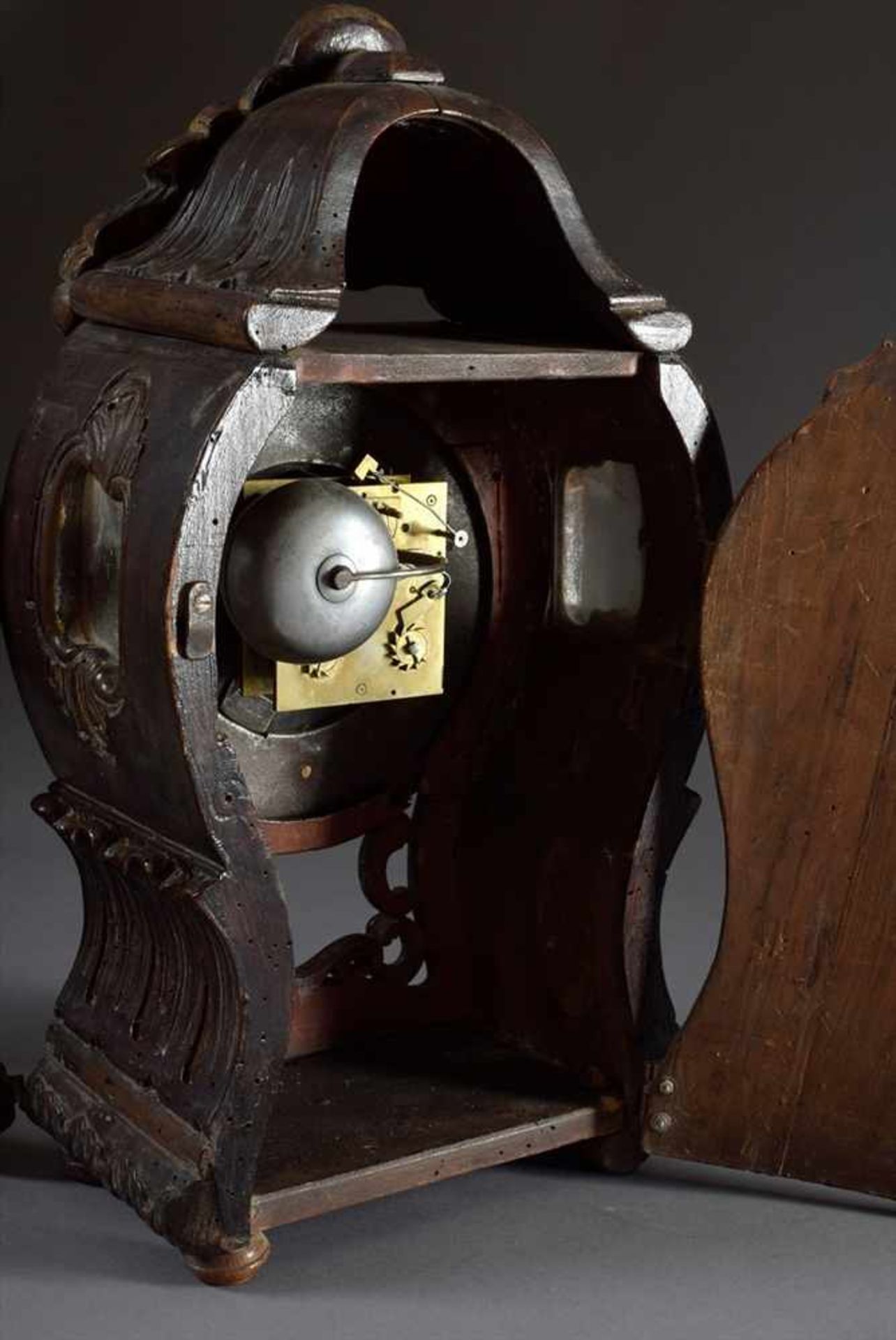 Rokoko Pendule in geschnitztem Holzgehäuse mit Resten von Vergoldung und gewölbtem Glas, - Bild 3 aus 6