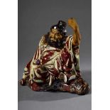 Chinesische Shiwan-Keramik Figur„Der sitzende Dämonenfänger Zhong Kui (Chung-k'ui) mit Fledermaus