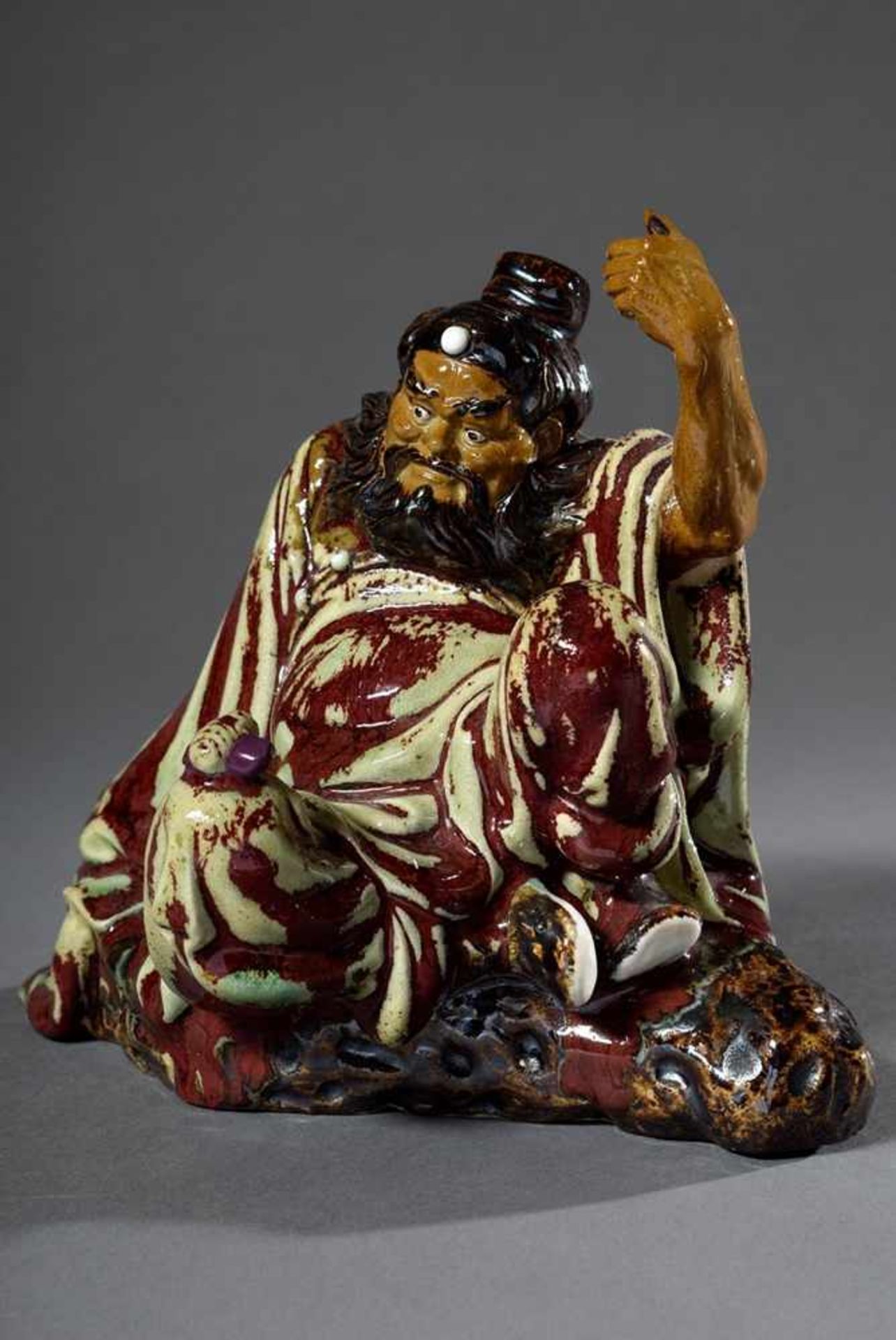 Chinesische Shiwan-Keramik Figur„Der sitzende Dämonenfänger Zhong Kui (Chung-k'ui) mit Fledermaus