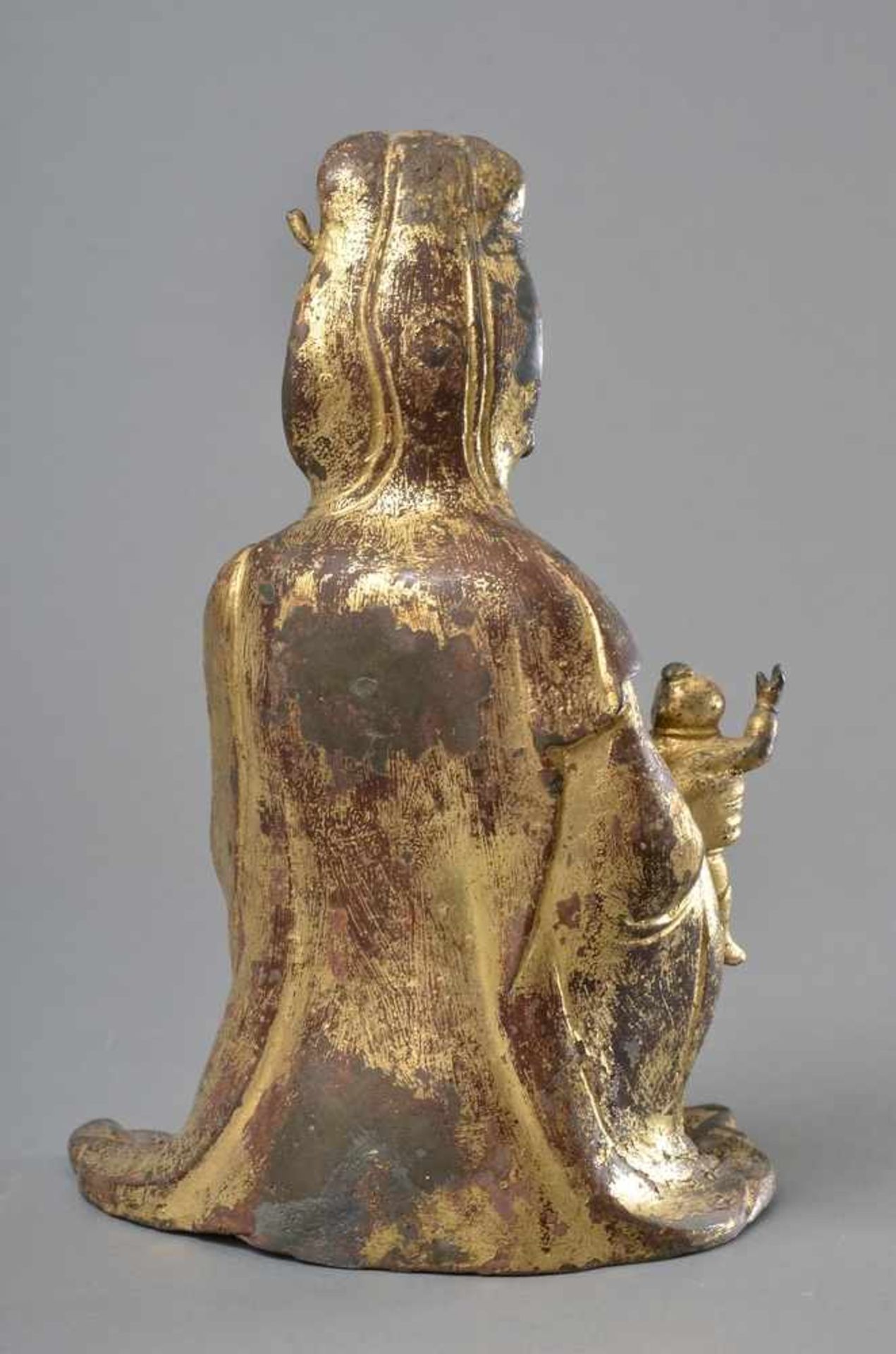 "Guanyin mit einem Knaben auf dem Knie" Bronze mit dicker Lackauflage und Vergoldung, China 17./18. - Bild 2 aus 3