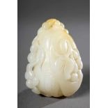 Chinesische Jadeschnitzerei „Frucht“, weiß/gelb, L. 6cmChinese jade "fruit", white/yellow, l. 6cm- -