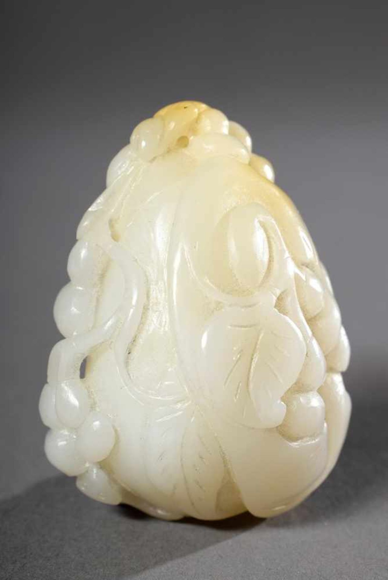 Chinesische Jadeschnitzerei „Frucht“, weiß/gelb, L. 6cmChinese jade "fruit", white/yellow, l. 6cm- -