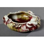 Chinesischer Keramik Pinselwascher „Mungos und Beeren“ in flacher Vierfachform, Seladon und Sang