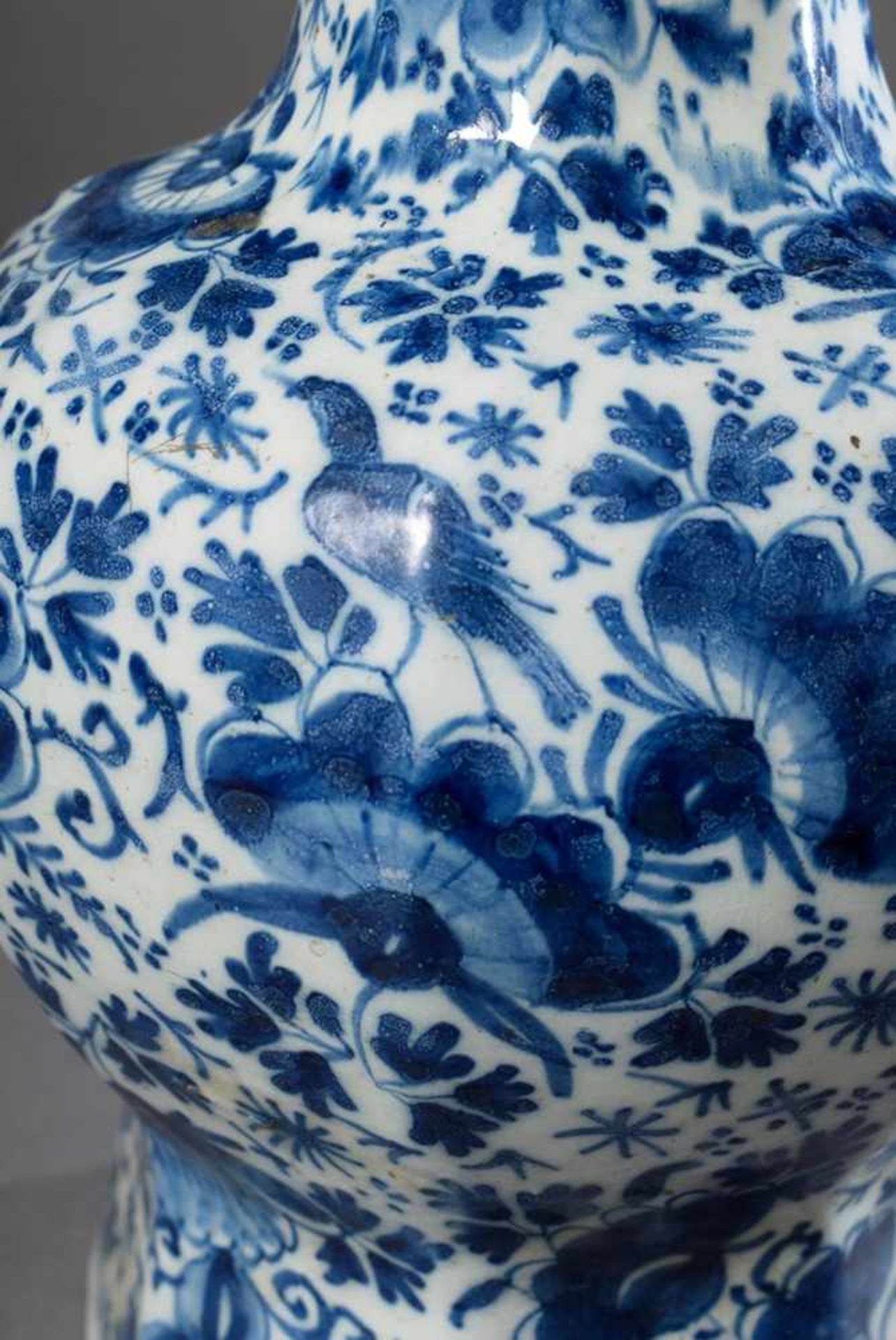 Delft Fayence Balustervase mit Blaumalerei "Blumen und Vögel", als Lampe montiert, um 1800, H. 71cm, - Bild 3 aus 6