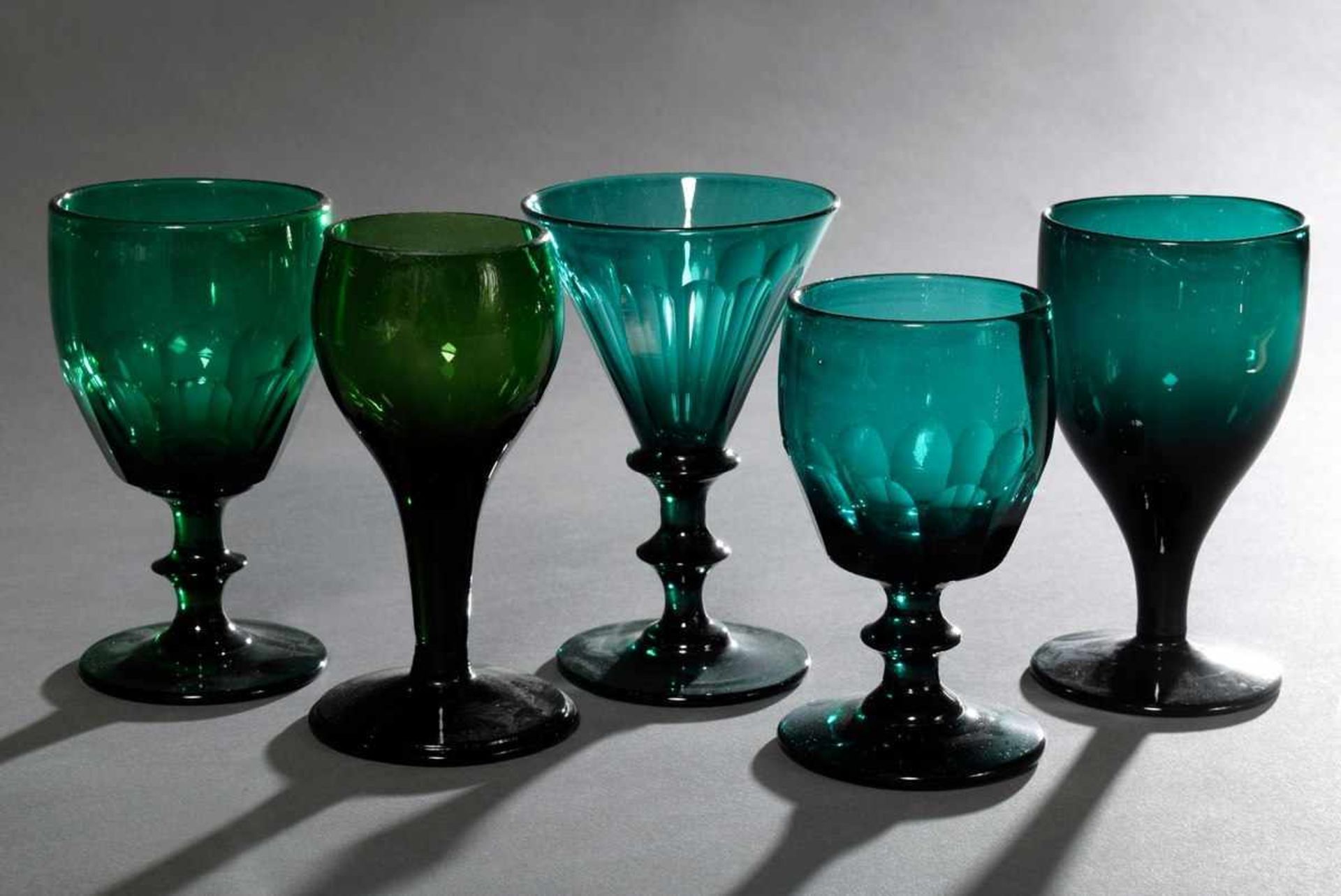 5 Diverse grüne Biedermeier Gläser in verschiedenen Formen, H. 11,5/12,5cm5 Various green