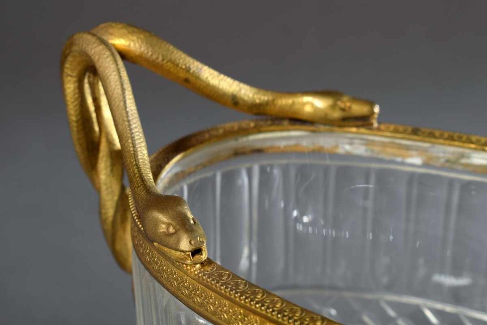 Feuervergoldete Bronze Aufsatzschale mit seitlichen Schlangenhenkeln und geschliffenem - Image 3 of 4