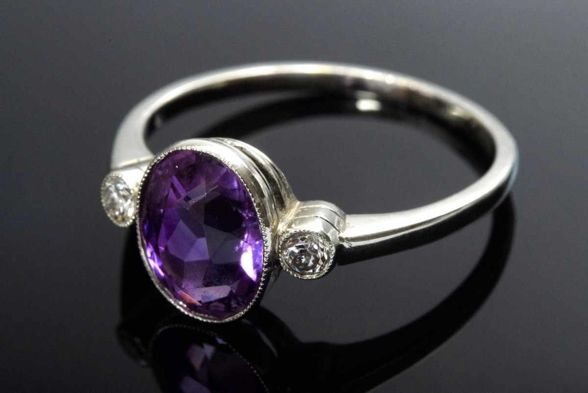 Zarter rhodinierter GG 585 Bandring mit ovalem Amethyst und zwei kleinen Brillanten (zus. ca. 0. - Bild 2 aus 2