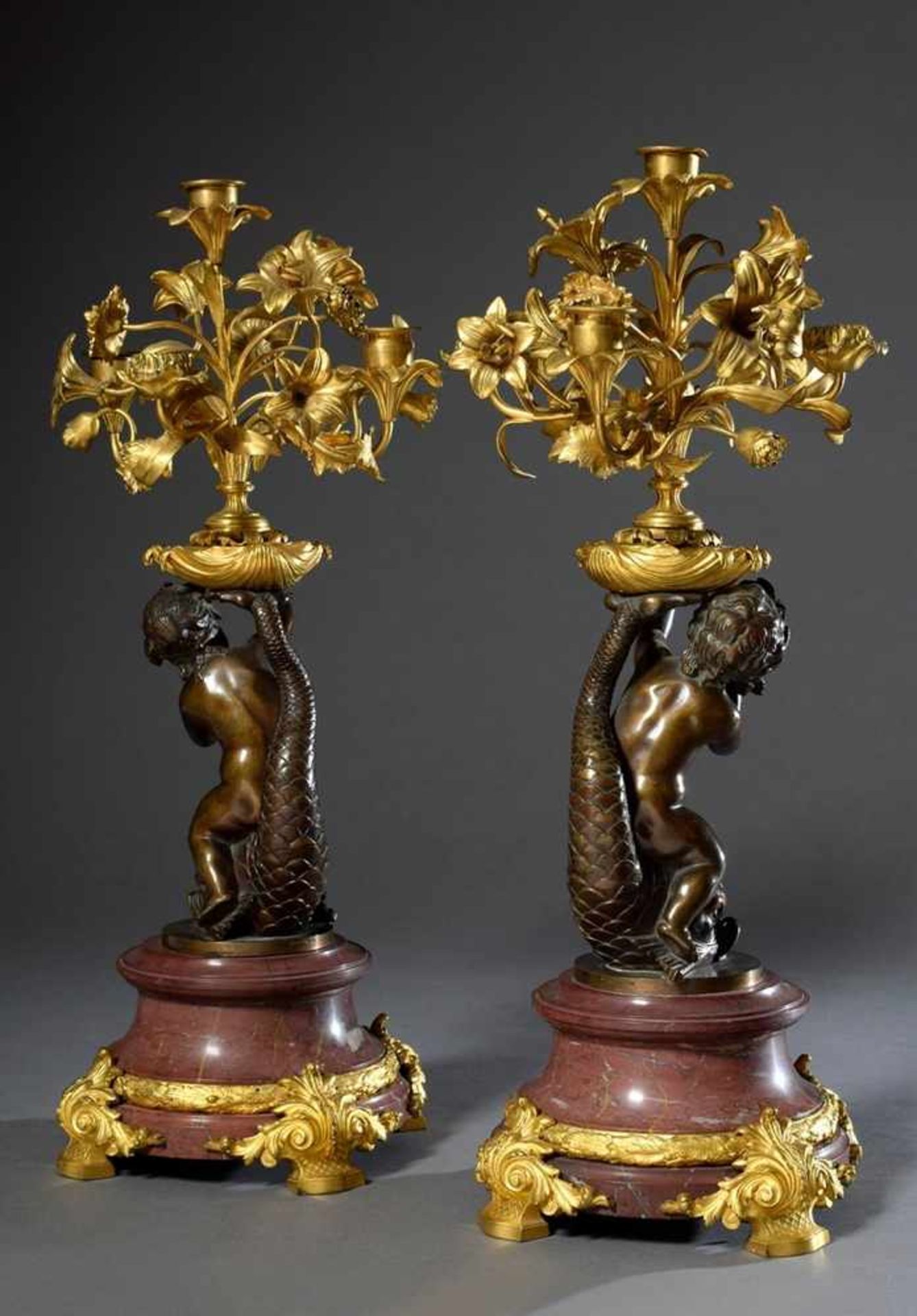 Paar französische Girlandolen auf Marmorbasis mit brünierten Bronzen in feinster Qualität "Putti auf - Image 2 of 7