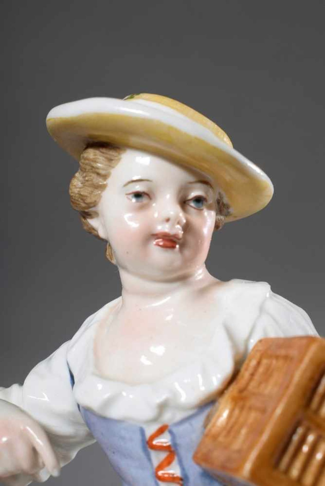 KPM Figur „Frau mit Käfig“, farbig staffiert, frühe Zeptermarke, um 1820/30, H. 15cm, am Arm - Image 4 of 5