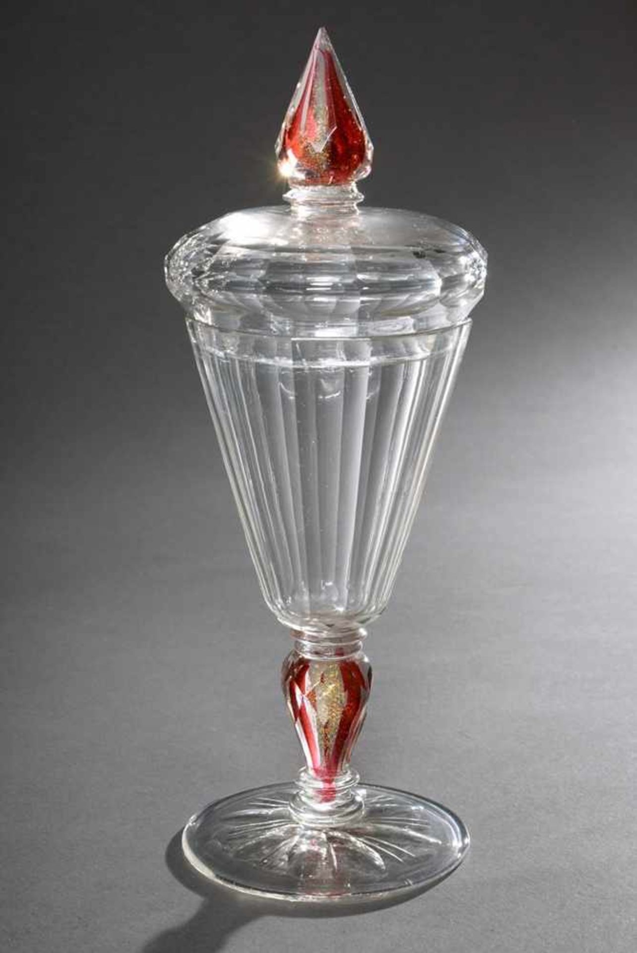 Barockes Deckelglas mit Gold- und roten Folieneinschmelzungen sowie Facettschliff, H. 24,5cm, am