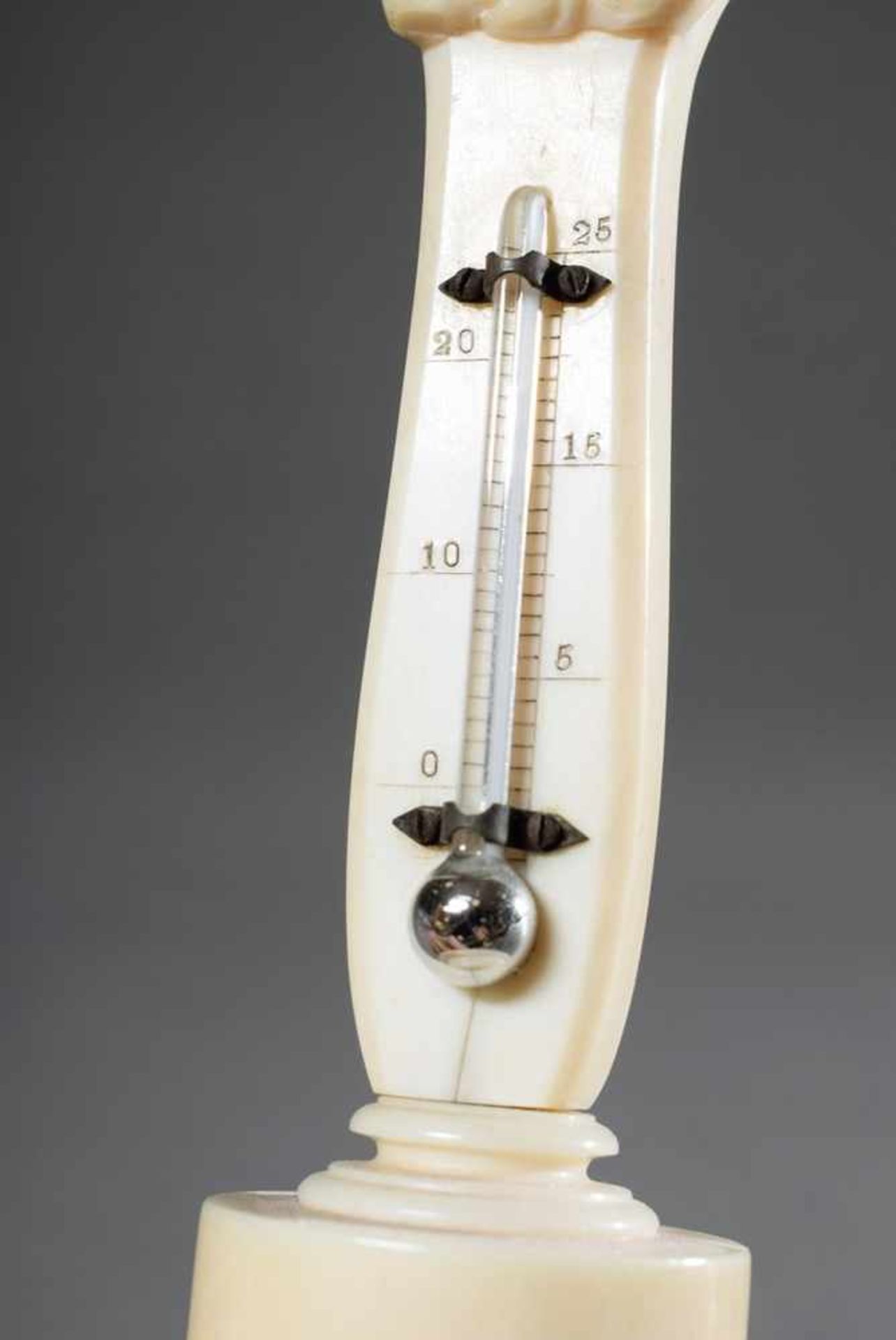 2 Diverse Teile Elfenbein Schnitzereien: Tischthermometer "Mädchenbüste" (H. 17cm) und - Bild 4 aus 10