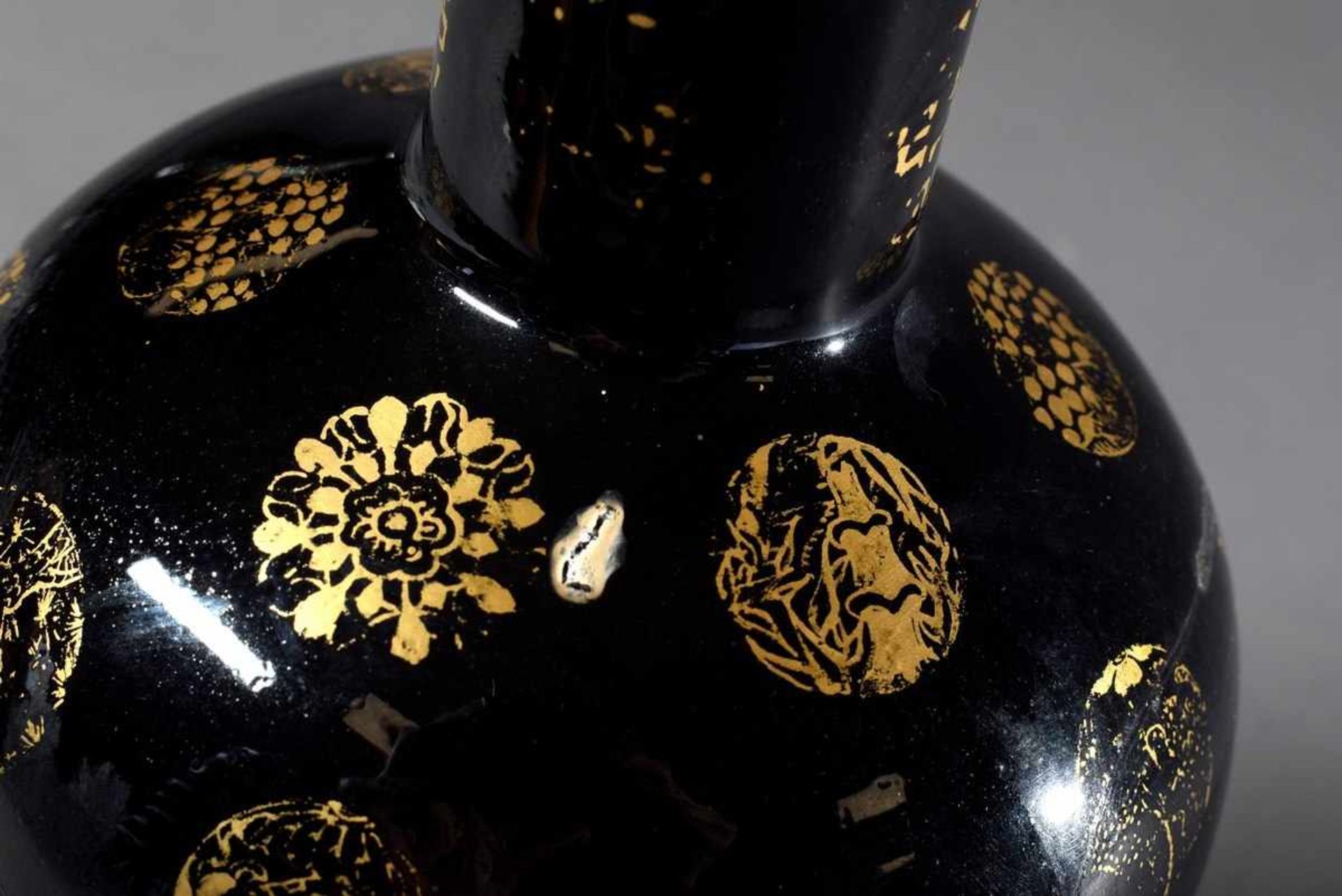 Chinesische Porzellan Mirrorblack Vase mit Goldmalerei "Blütentondi", Kangxi Ringmarke, sign., H. - Bild 2 aus 4