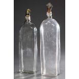 2 Alte eckige Flaschen, in die Form geblasen mit "Pferdekopf" Stöpseln (1x ergänzt), H. 32/34cm,