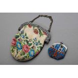2 Diverse Biedermeier Perlstickerei Taschen mit floralen Dekoren und Silber 800/versilberter