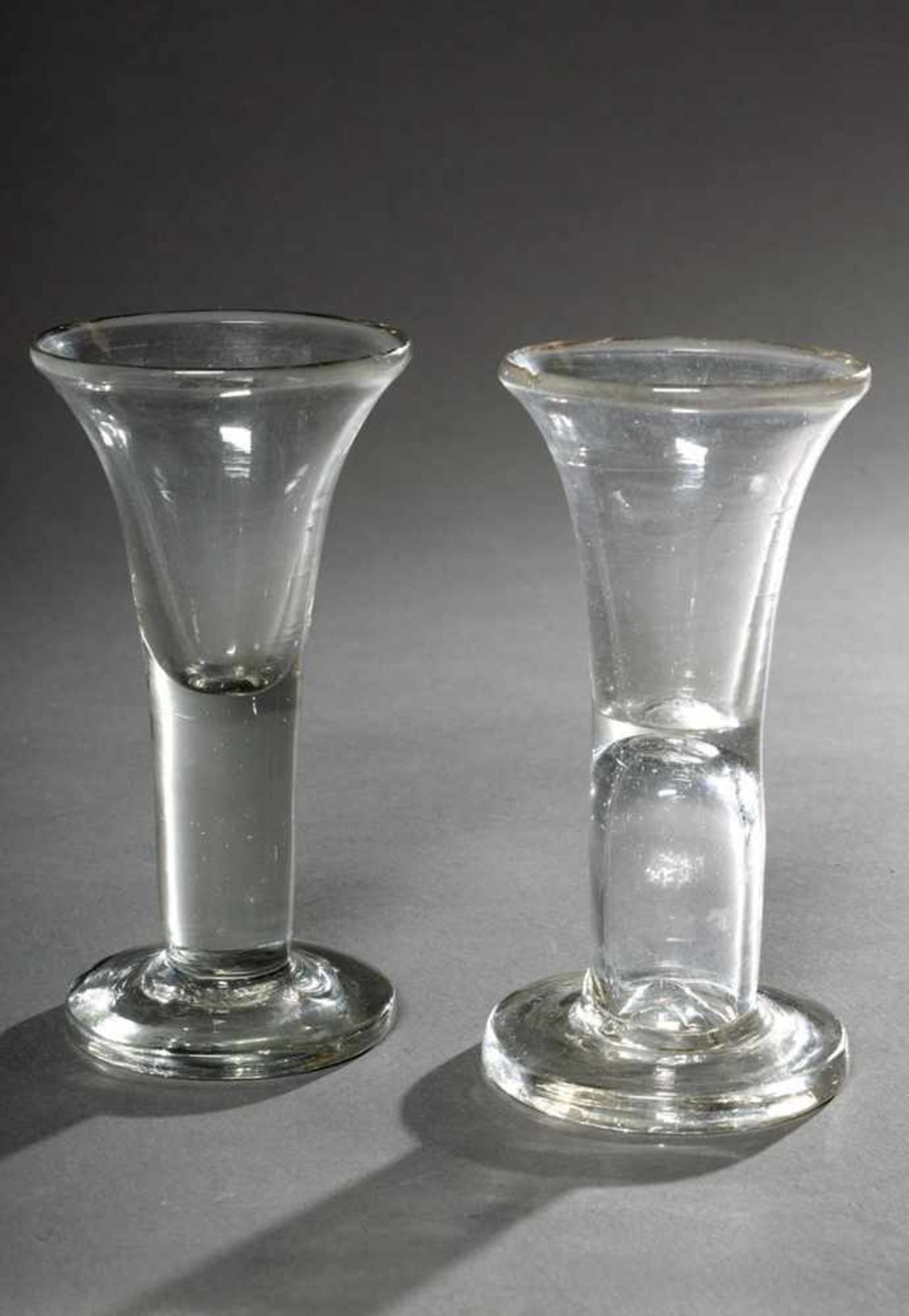 2 Diverse Schnapsstamper, 1x mit hohlem Schaft, H. 11,5cm, 1x am Rand bestoßen2 Various glasses