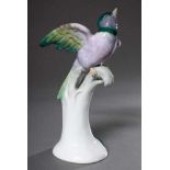 ENS Figur „Grüner exotischer Vogel mit erhobenem Kopf auf Astsockel“, farbige Unterglasurmalerei,