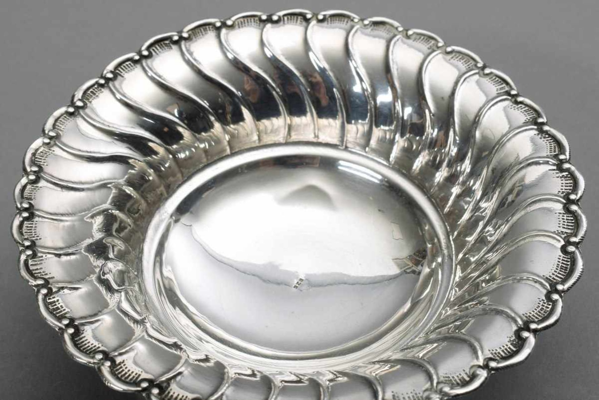 Runde Schale auf Füßchen mit gefächertem Rand, Silber 925, 91g, Ø 13,5cmRound bowl, silver 925, 91g, - Image 2 of 3