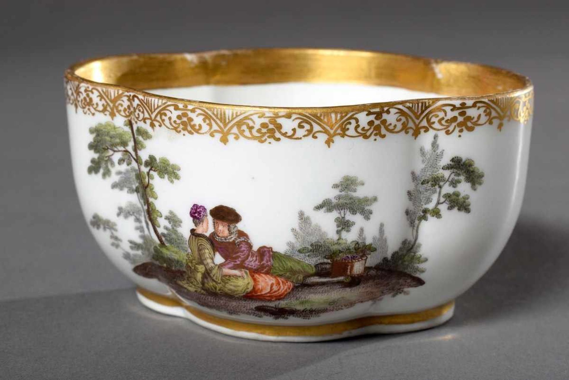 Vierpassiges Meissen Schälchen mit feiner Watteaumalerei und Goldornament Rand, um 1750/60, 5x10x8, - Bild 2 aus 3