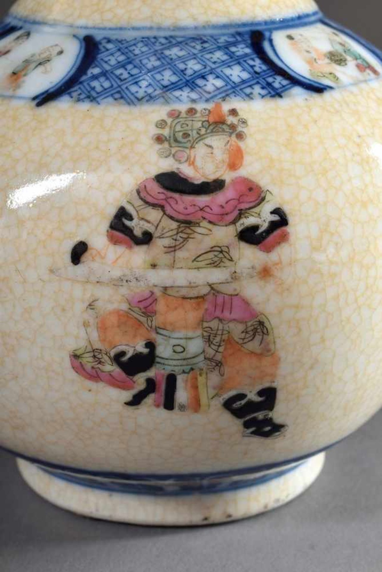 Porzellan Balustervase mit schlankem Hals, gelbliches Craquelé mit polychromer Bemalung " - Bild 4 aus 5