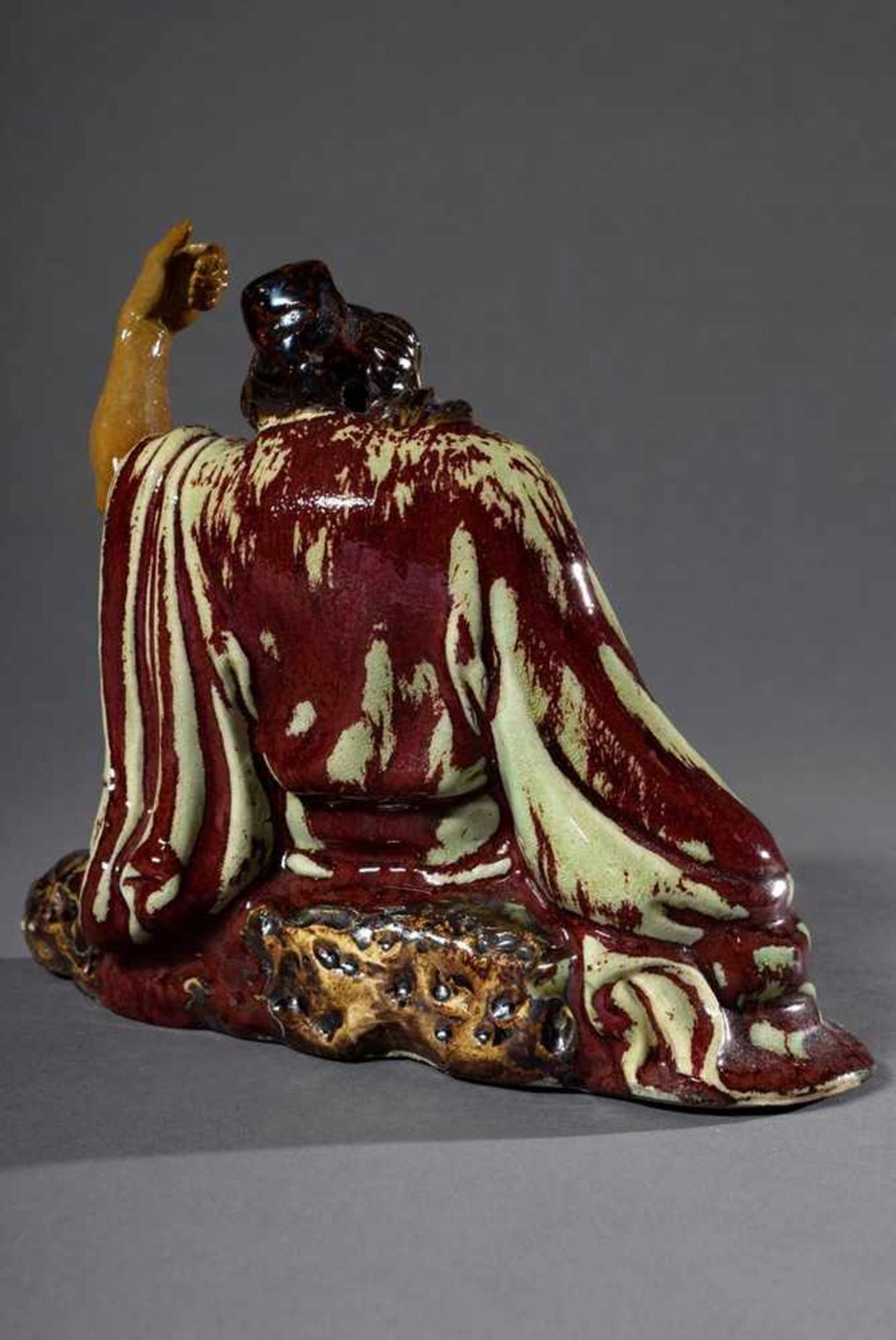Chinesische Shiwan-Keramik Figur„Der sitzende Dämonenfänger Zhong Kui (Chung-k'ui) mit Fledermaus - Image 2 of 5