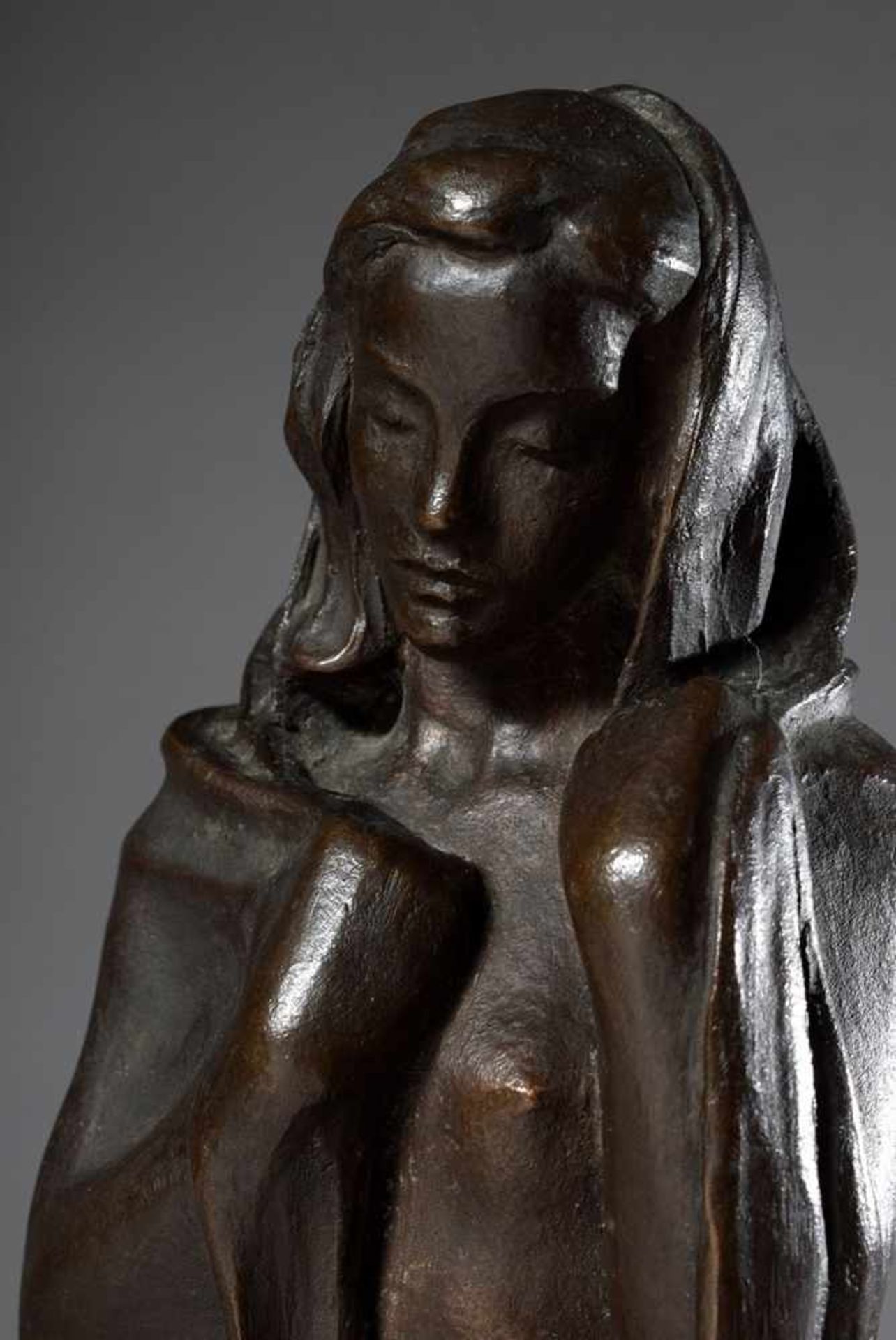 Monogrammist H.H. "Stehende mit Umhang", um 1930/40, Bronze, Guss G. Heinze Berlin, H. - Bild 3 aus 7