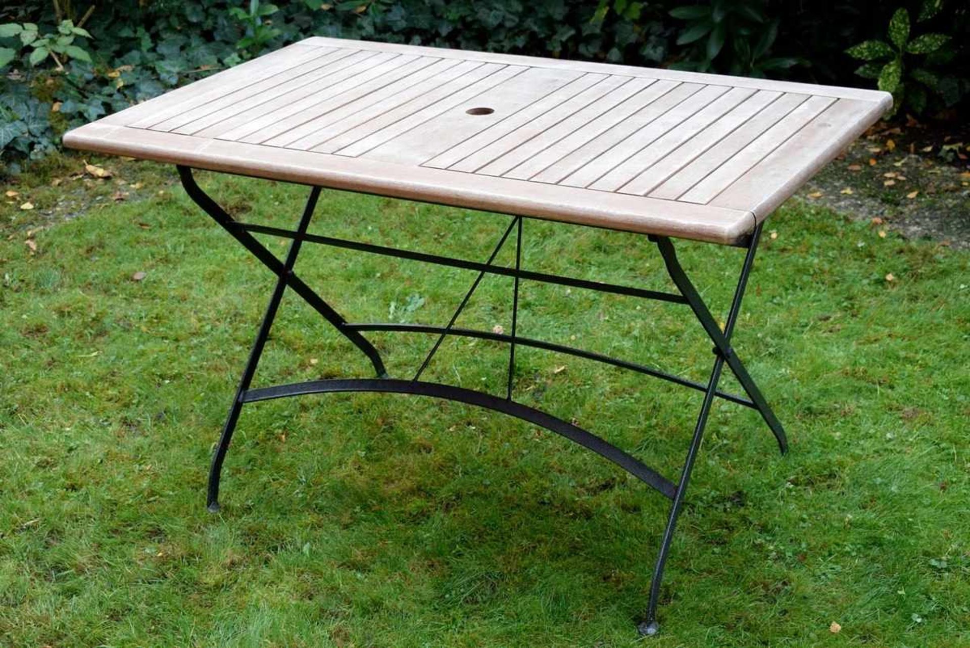 Moderner Gartentisch mit Schirmaussparung, Holz/Metall, 75x122x75cmModern garden table with umbrella