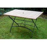 Moderner Gartentisch mit Schirmaussparung, Holz/Metall, 75x122x75cmModern garden table with umbrella