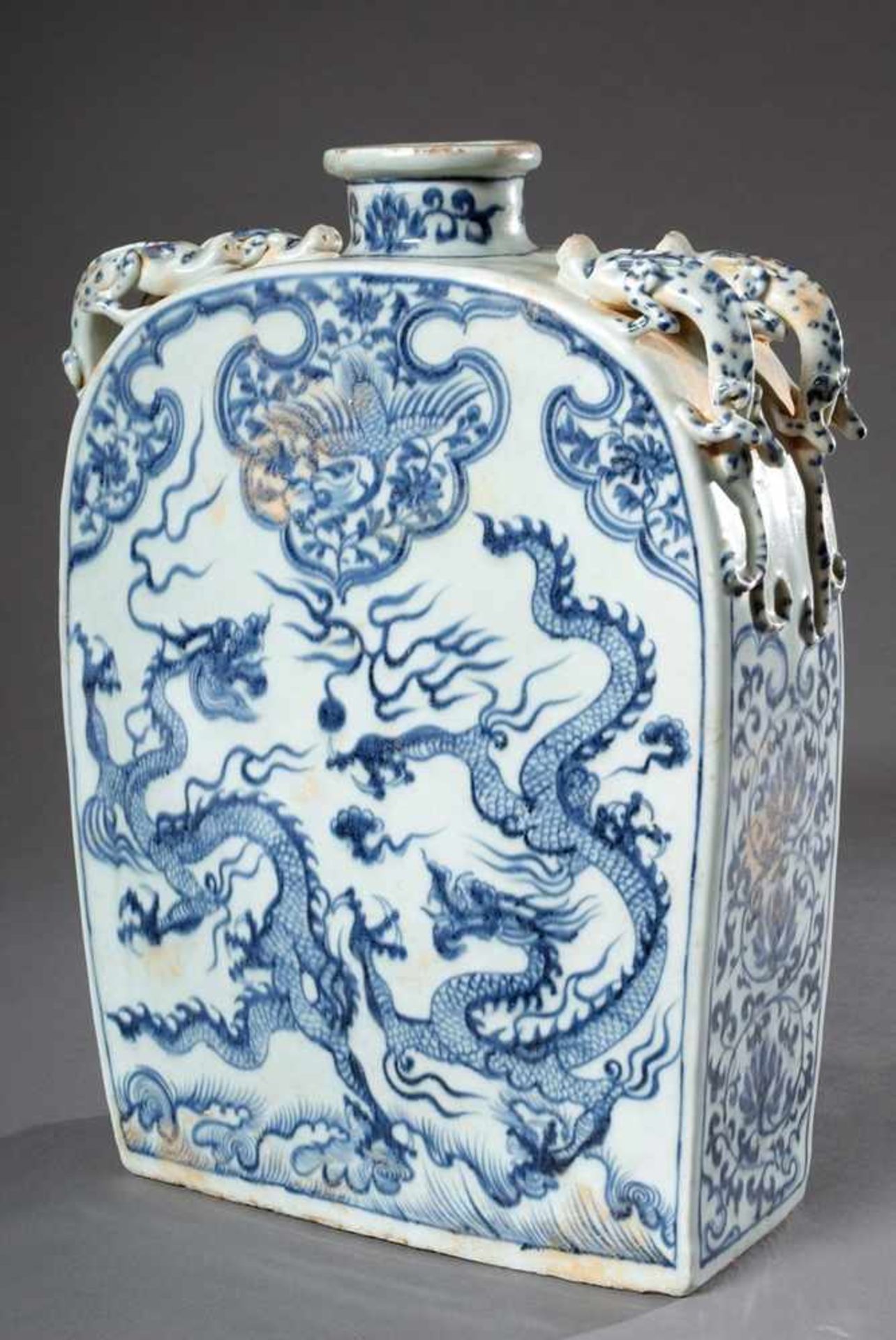 Viereckige chinesische Porzellan Flasche mit Blaumalereidekor "Zwei Drachen mit Glücksperle" sowie - Image 2 of 7