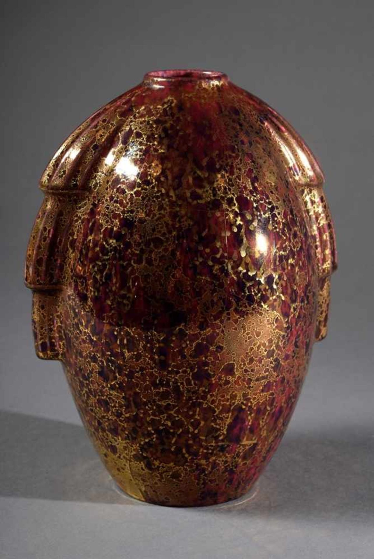 Sèvres Art Deco Vase mit seitlichen Draperien und rot/gold gesprenkelter Glasur, H. 22cmSèvres Art - Bild 2 aus 5
